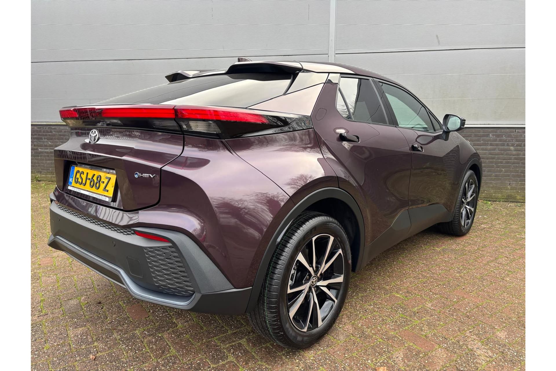 Toyota C-HR 1.8 Hybrid 140 Dynamic Demo thumbnail 2