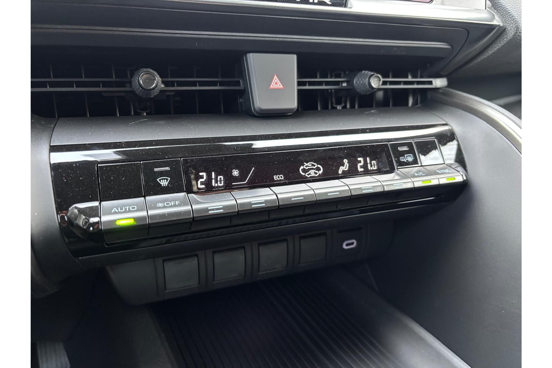 Toyota C-HR 1.8 Hybrid 140 Dynamic Demo thumbnail 4