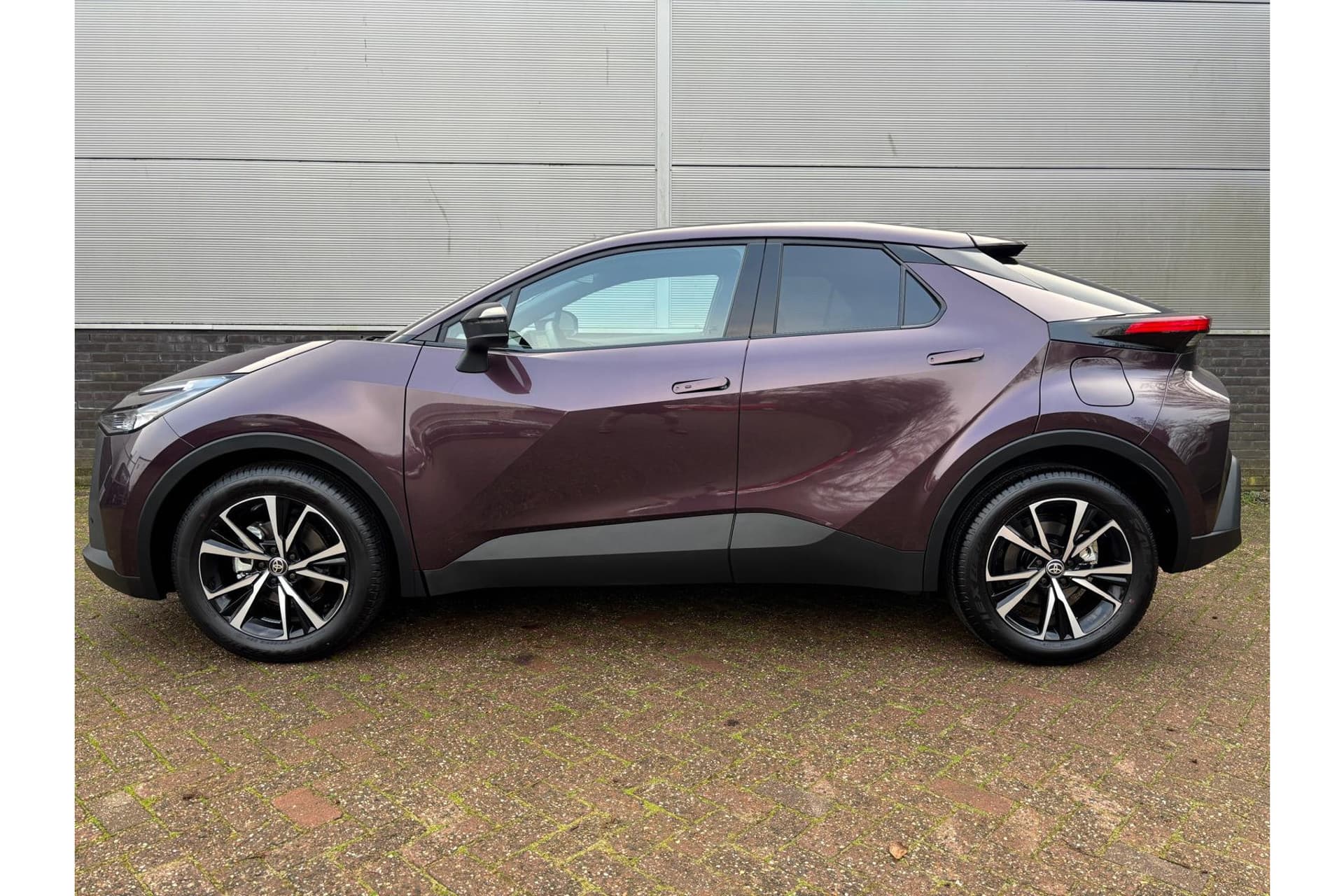 Toyota C-HR 1.8 Hybrid 140 Dynamic Demo thumbnail 5