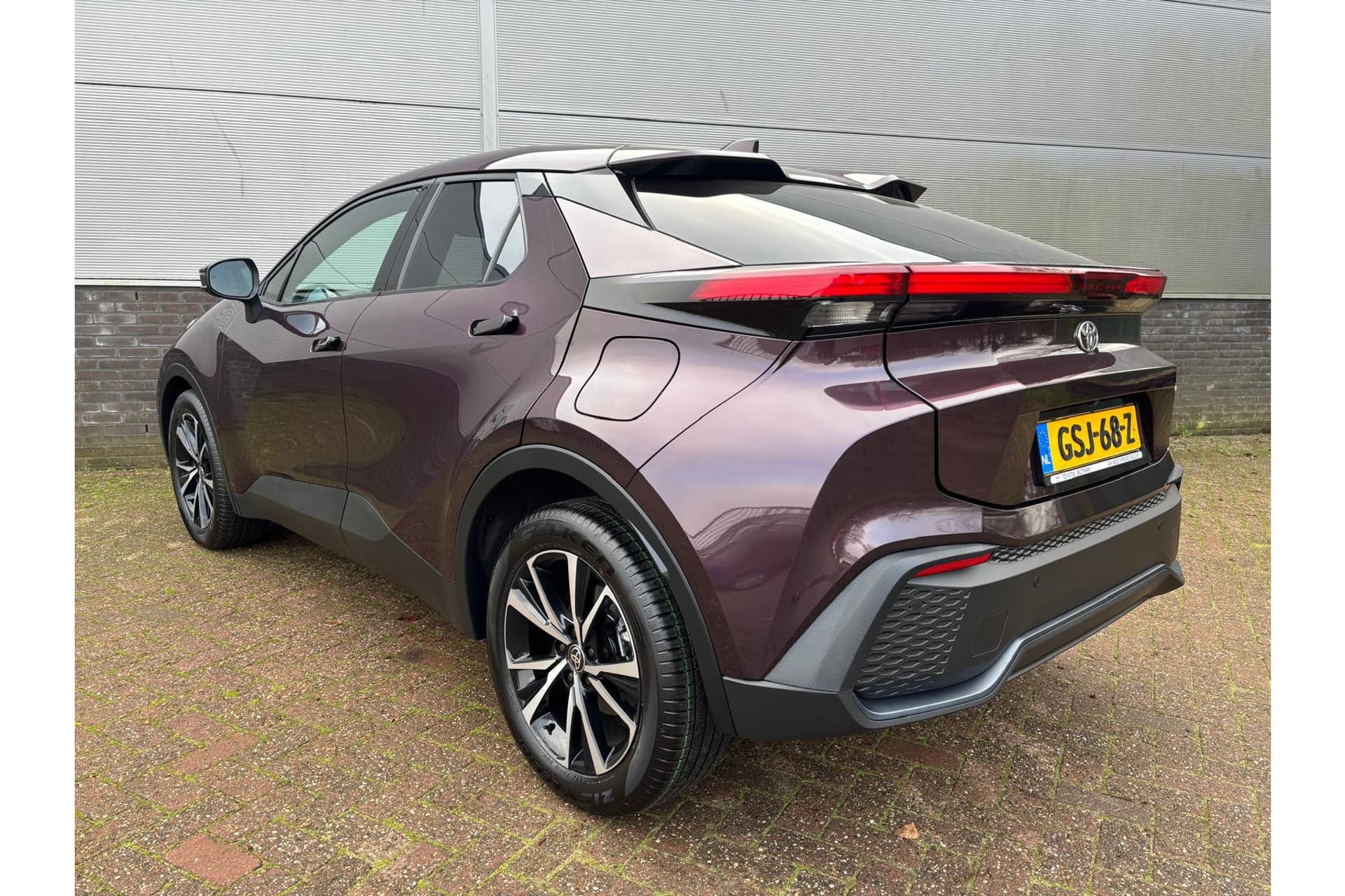 Toyota C-HR 1.8 Hybrid 140 Dynamic Demo thumbnail 9