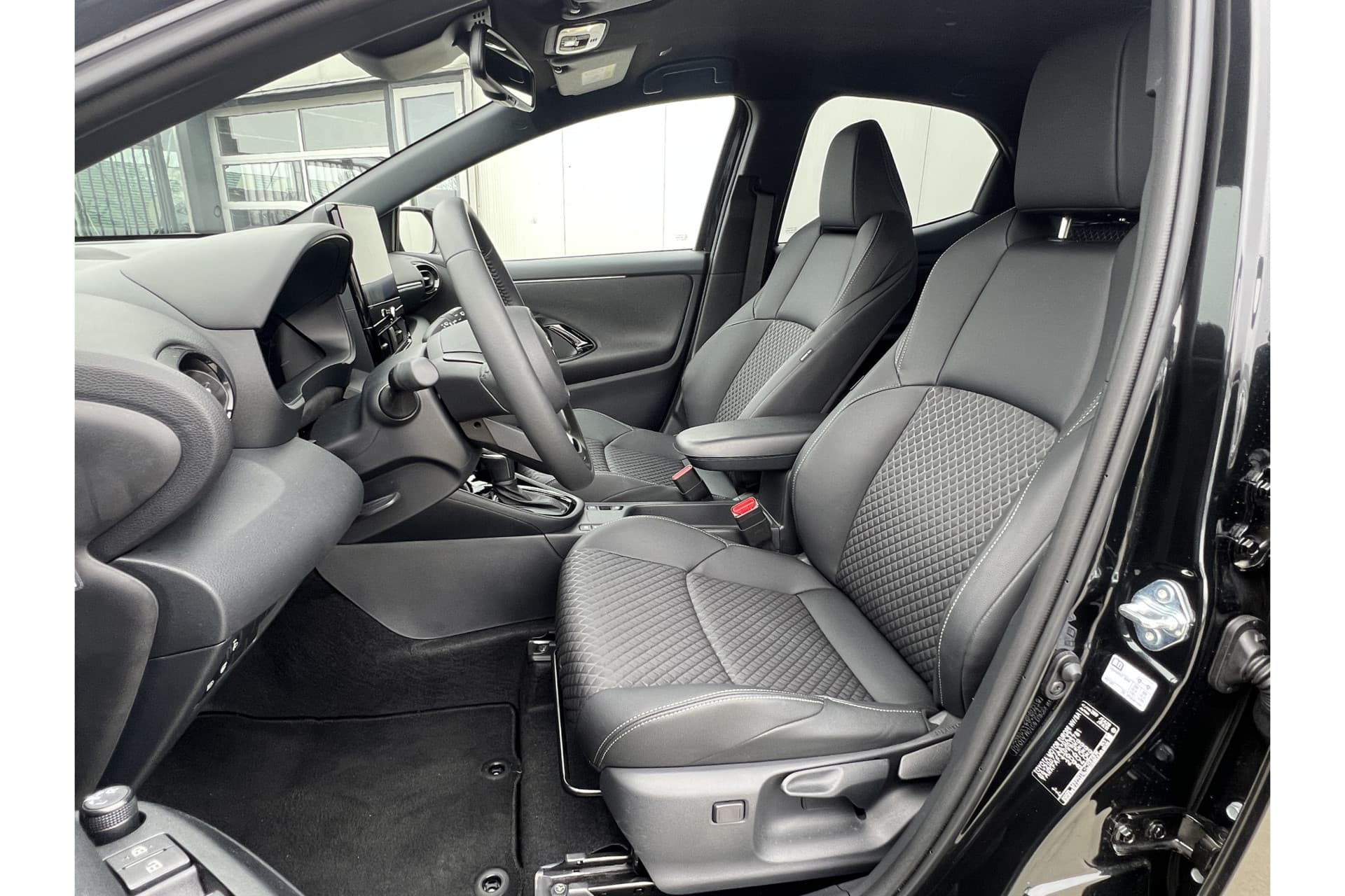 Toyota Yaris 1.5 Hybrid 130 Executive thumbnail 2