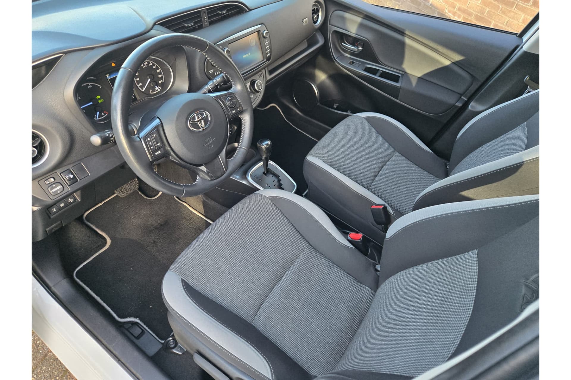 Toyota Yaris 1.5 Hybrid Y20 Exclusive Edition, Trekhaak, Stoel Verwarming thumbnail 4