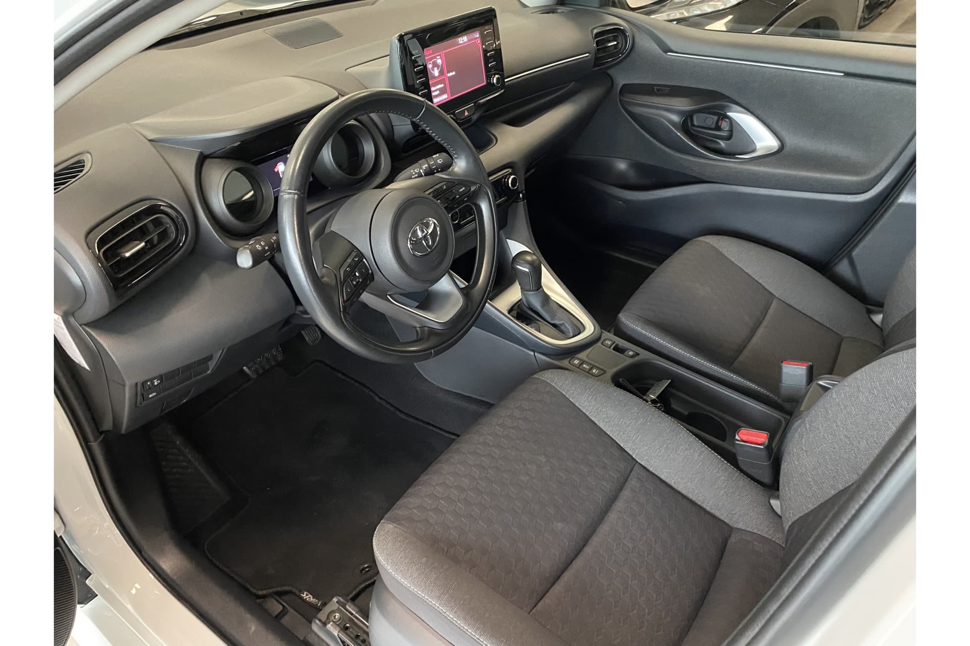 Toyota Yaris 1.5 Hybrid Dynamic thumbnail 11