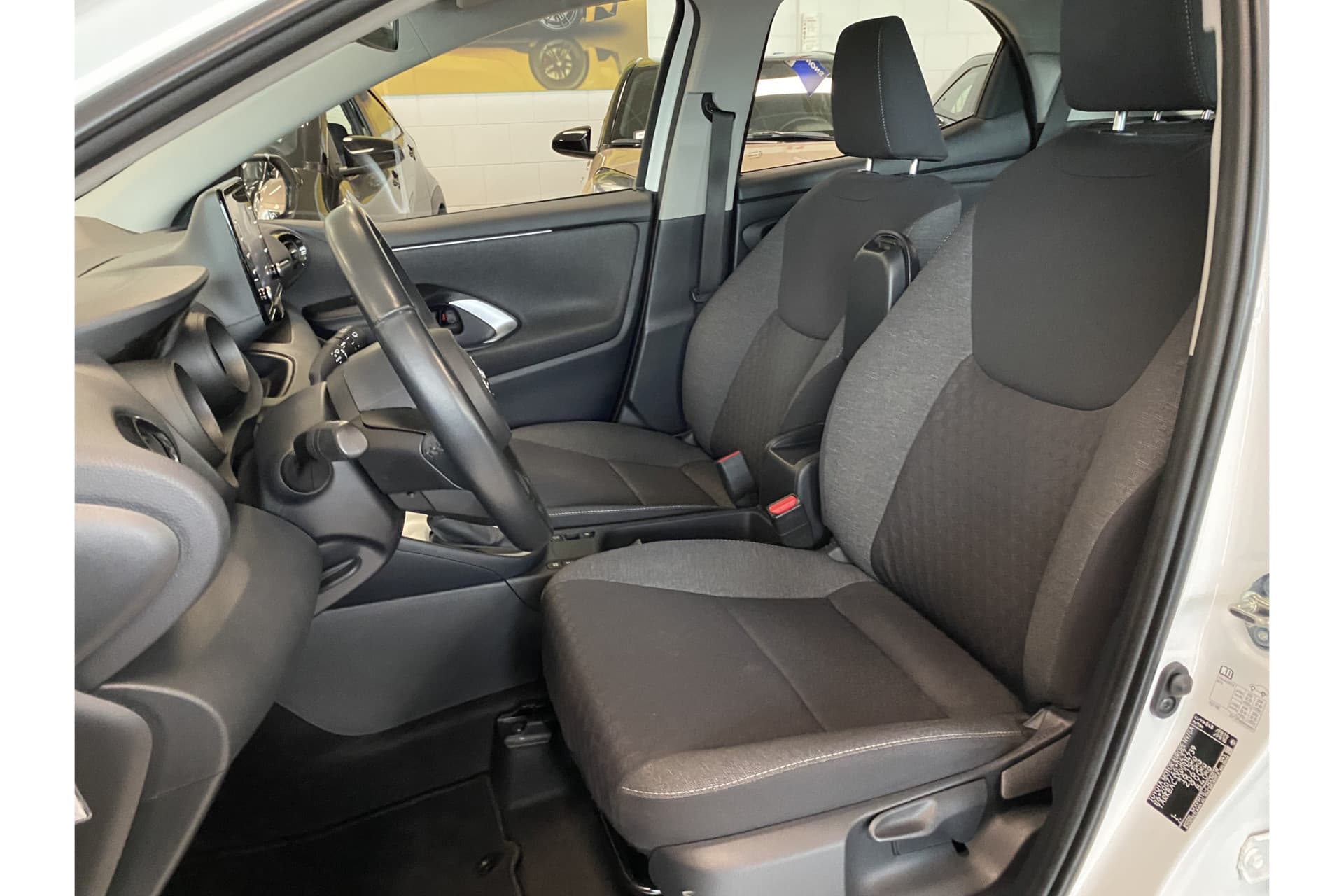 Toyota Yaris 1.5 Hybrid Dynamic thumbnail 12