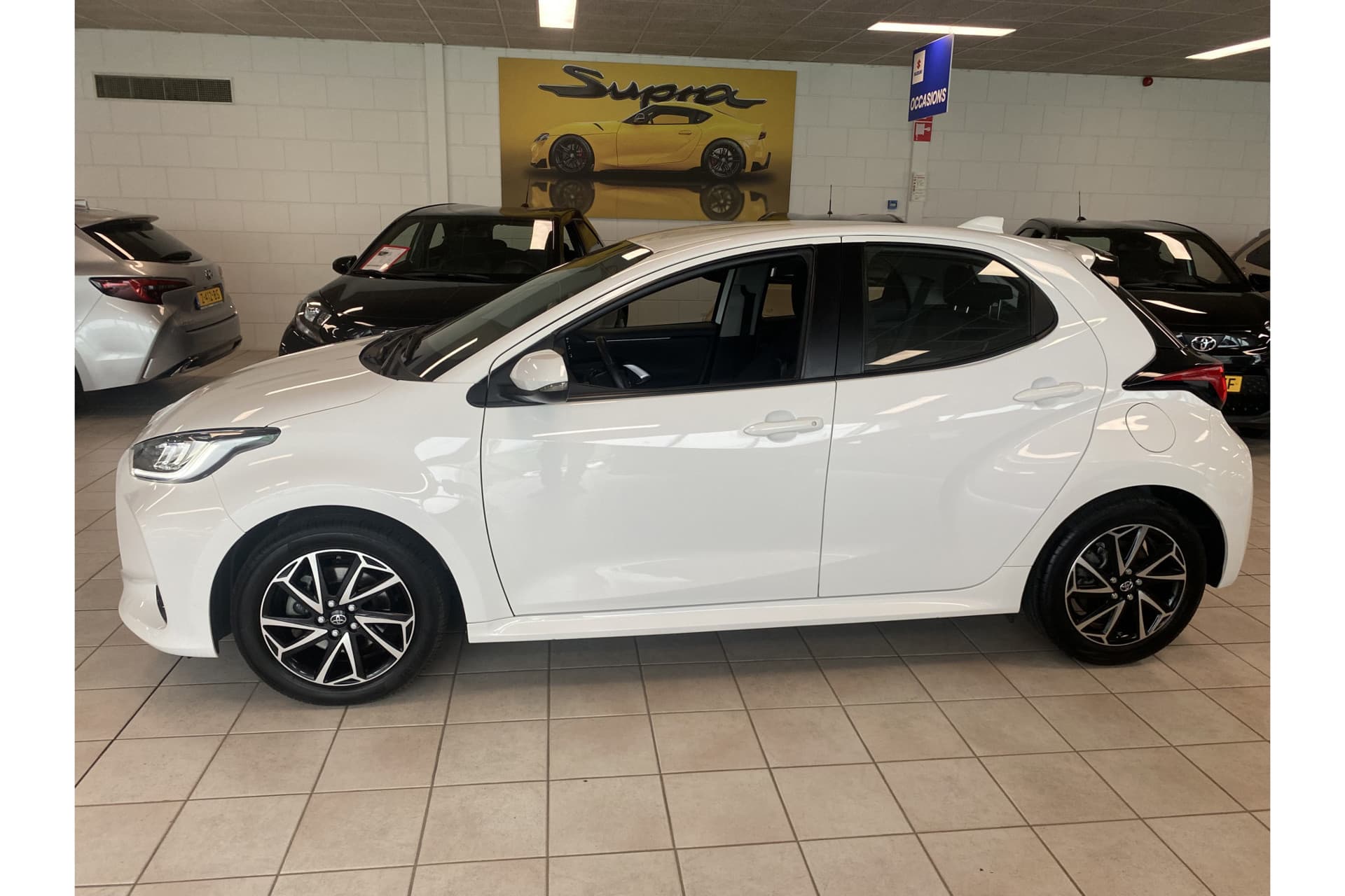 Toyota Yaris 1.5 Hybrid Dynamic thumbnail 2