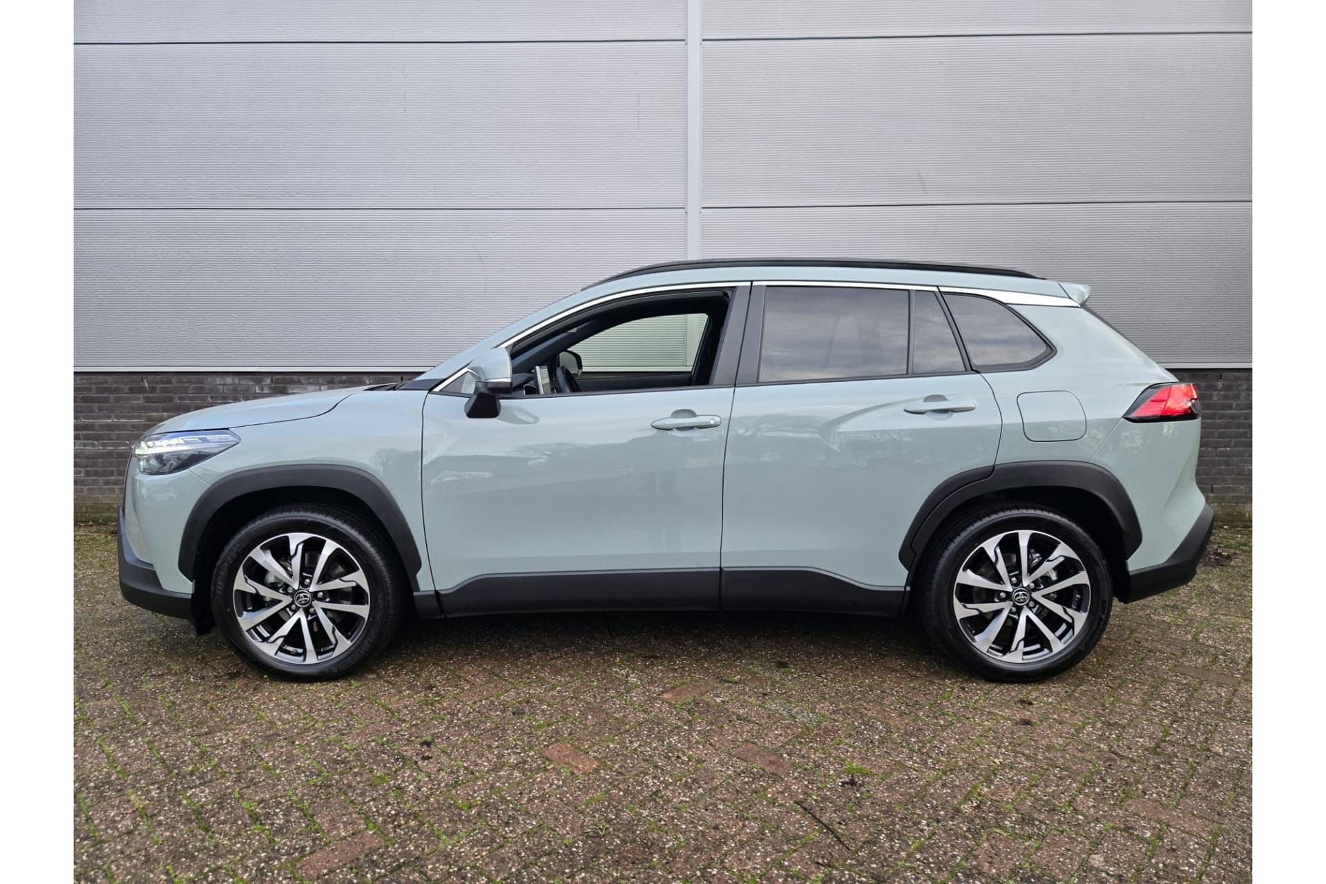 Toyota Corolla Cross Hybrid 200 Style thumbnail 2