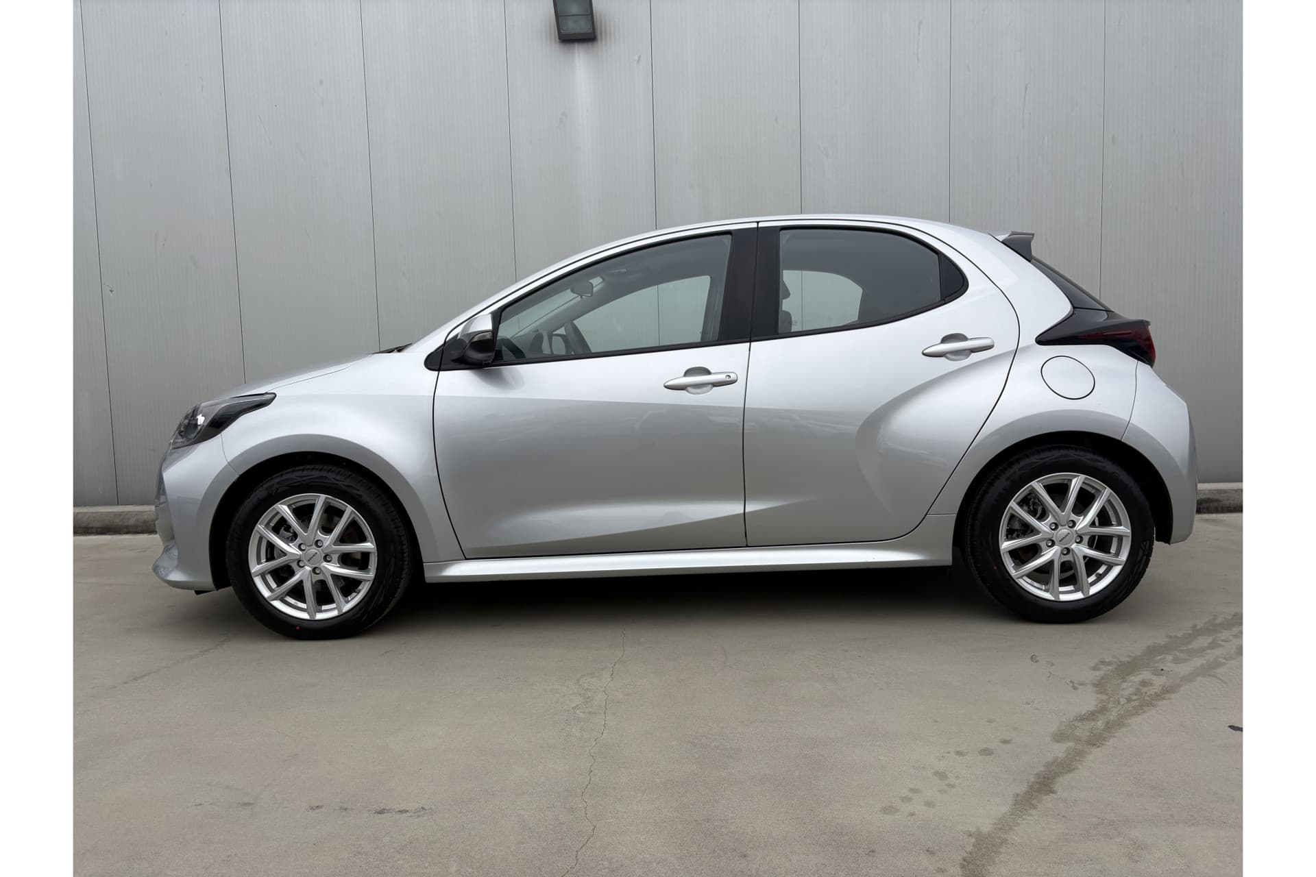 Toyota Yaris 1.5 Hybrid Active Limited thumbnail 2