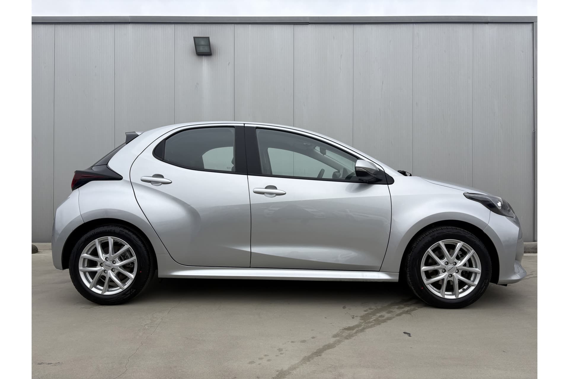 Toyota Yaris 1.5 Hybrid Active Limited thumbnail 3