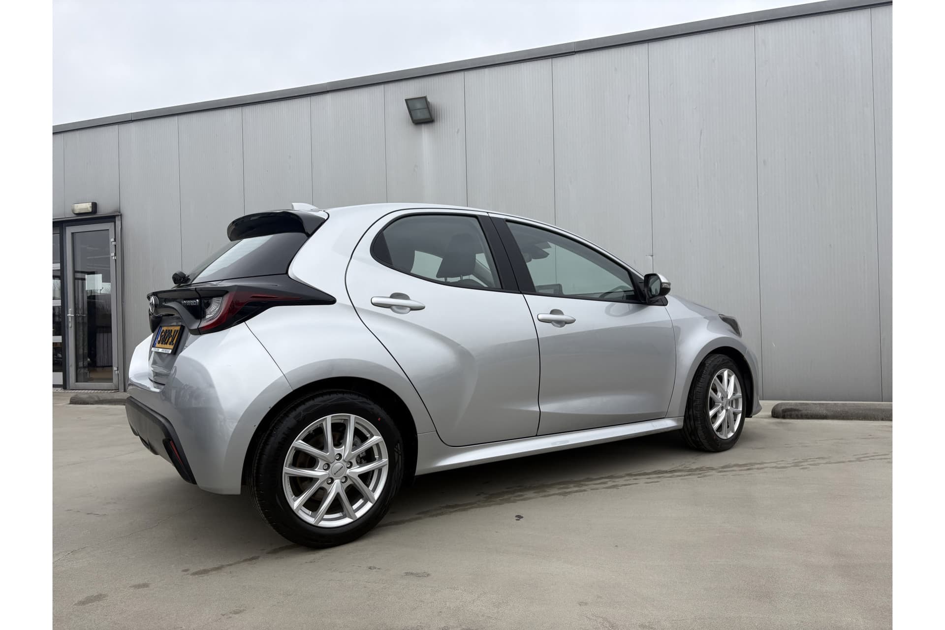 Toyota Yaris 1.5 Hybrid Active Limited thumbnail 4