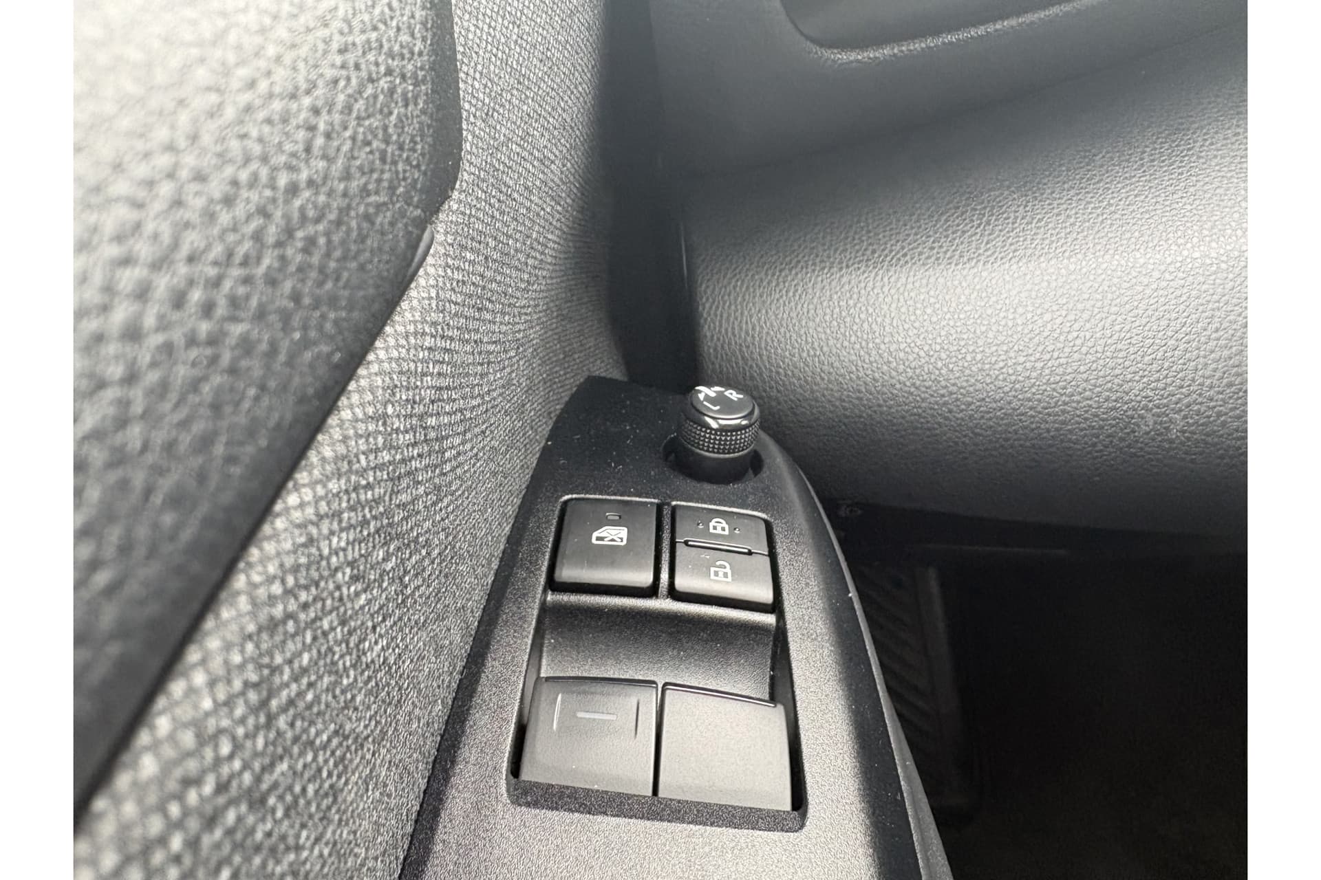 Toyota Yaris 1.5 Hybrid Active Limited thumbnail 6