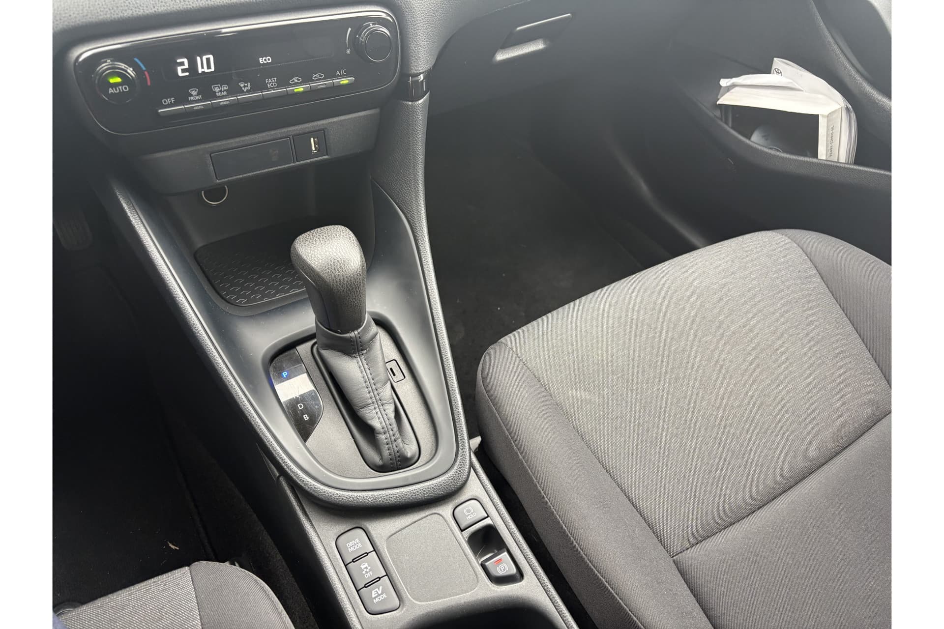 Toyota Yaris 1.5 Hybrid Active Limited thumbnail 8