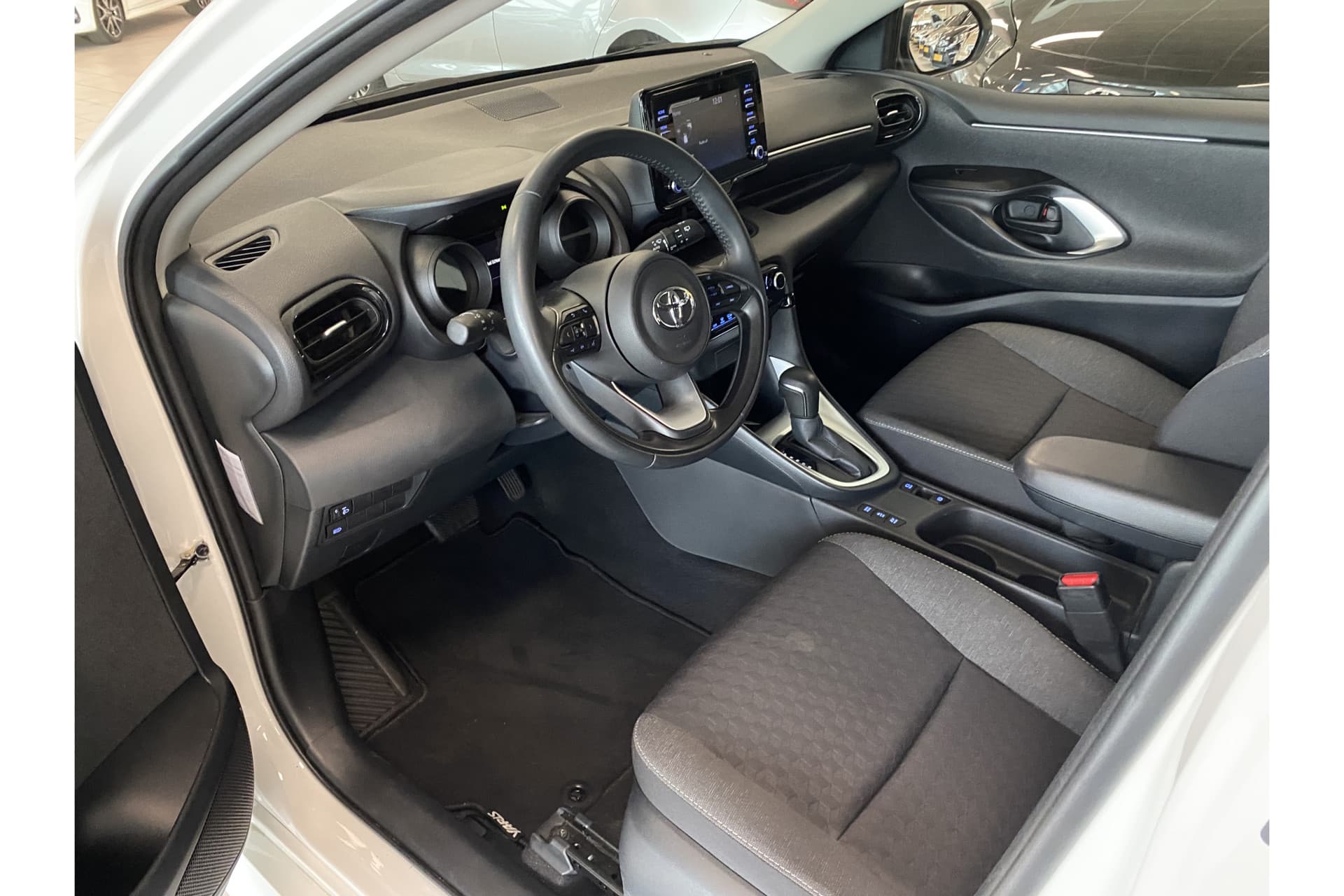 Toyota Yaris 1.5 Hybrid Dynamic thumbnail 10