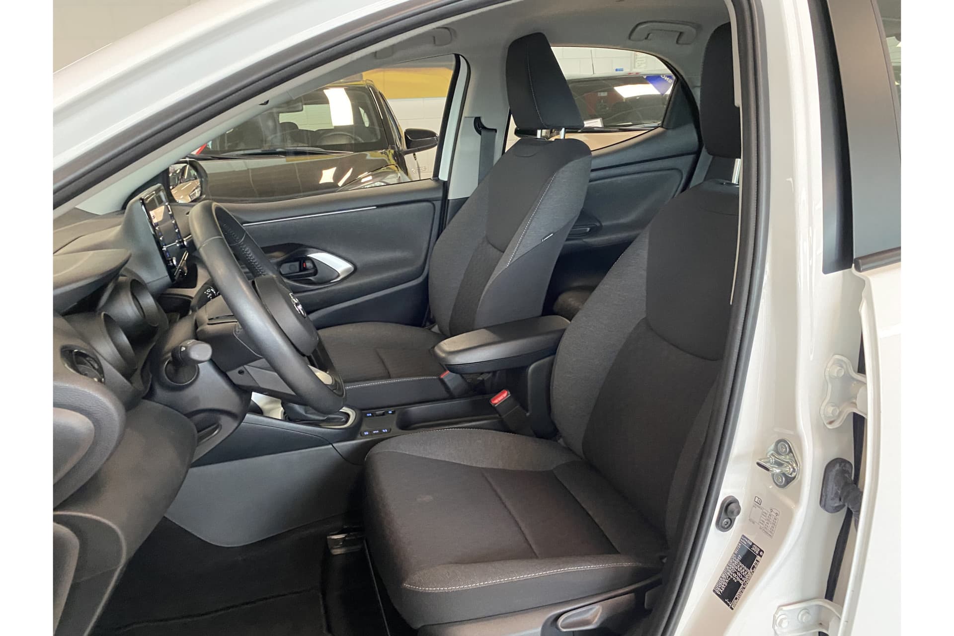 Toyota Yaris 1.5 Hybrid Dynamic thumbnail 11