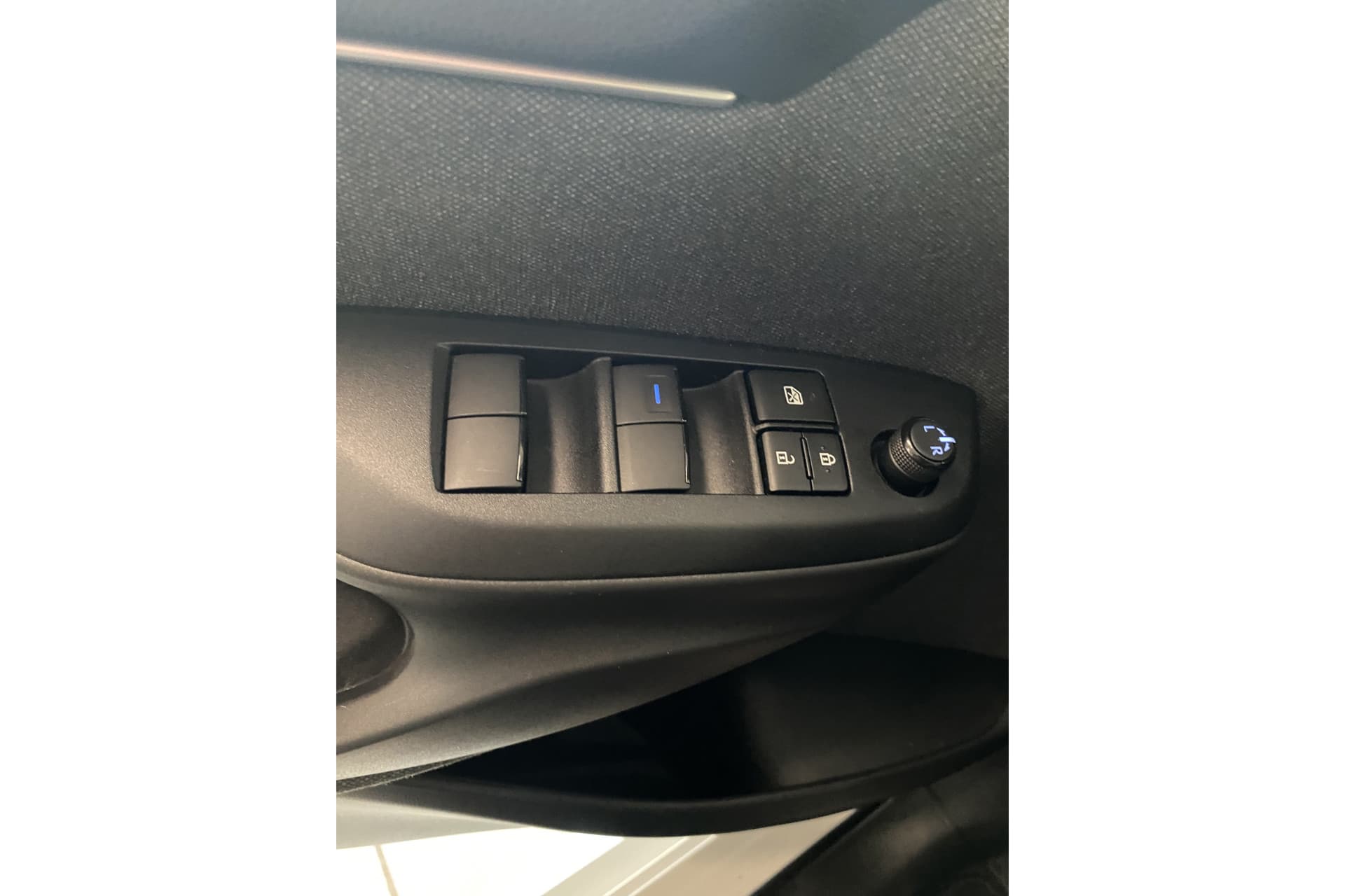 Toyota Yaris 1.5 Hybrid Dynamic thumbnail 24