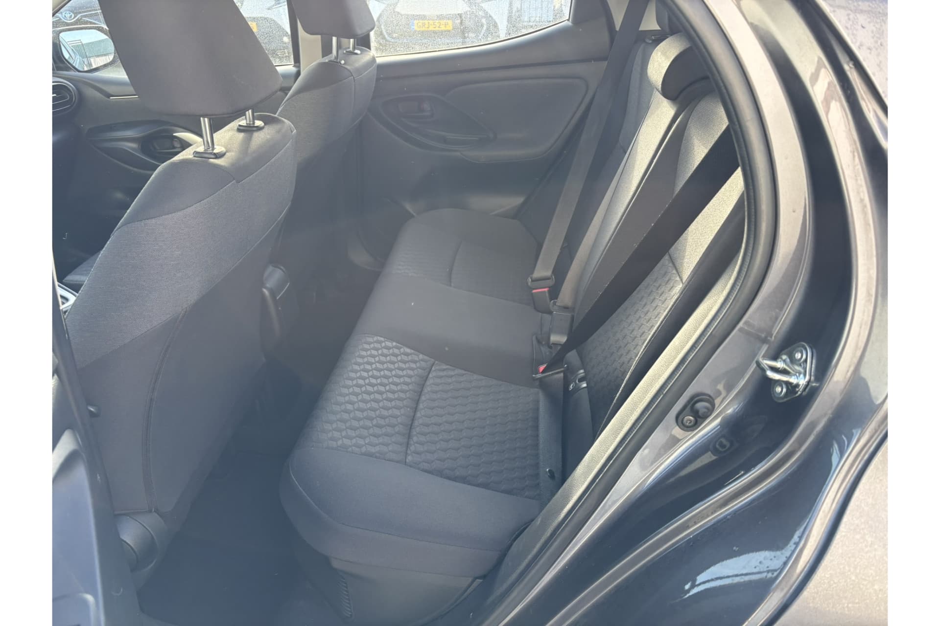 Toyota Yaris 1.5 Hybrid Dynamic thumbnail 14