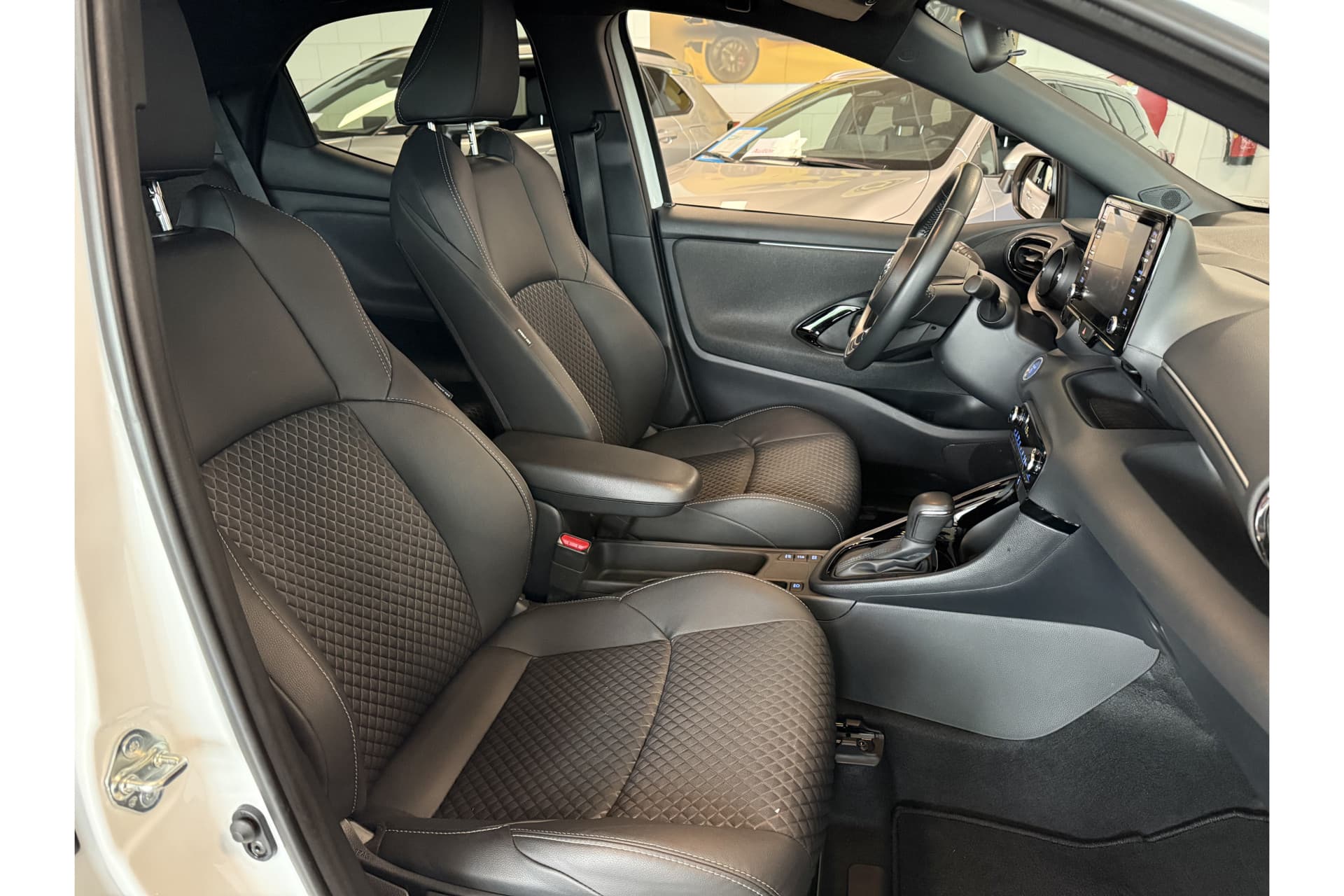 Toyota Yaris 1.5 Hybrid Executive thumbnail 12