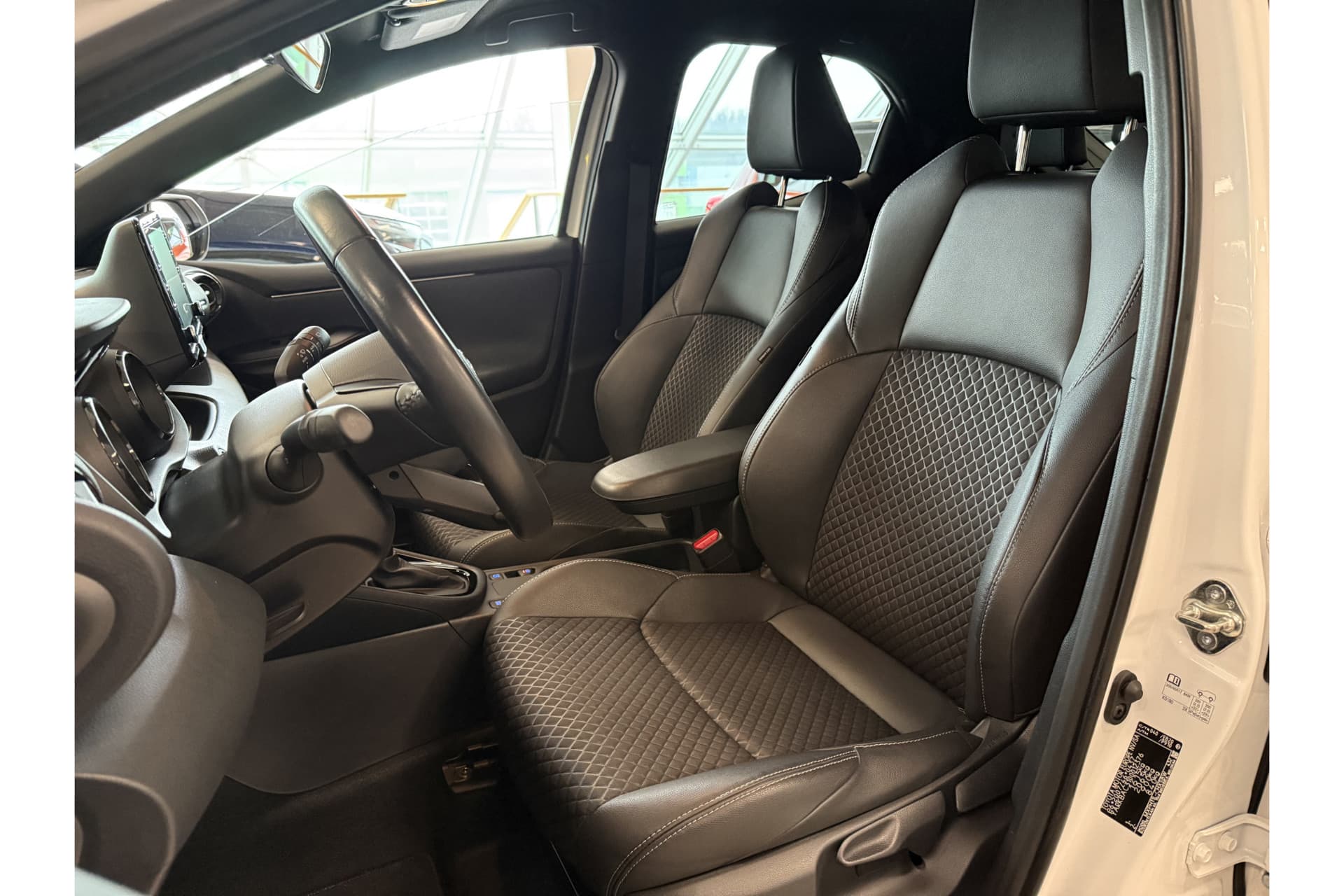 Toyota Yaris 1.5 Hybrid Executive thumbnail 13