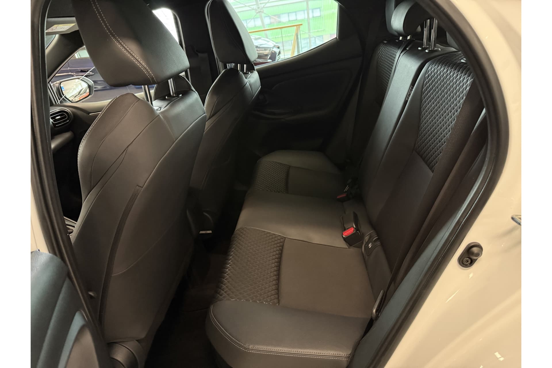 Toyota Yaris 1.5 Hybrid Executive thumbnail 14