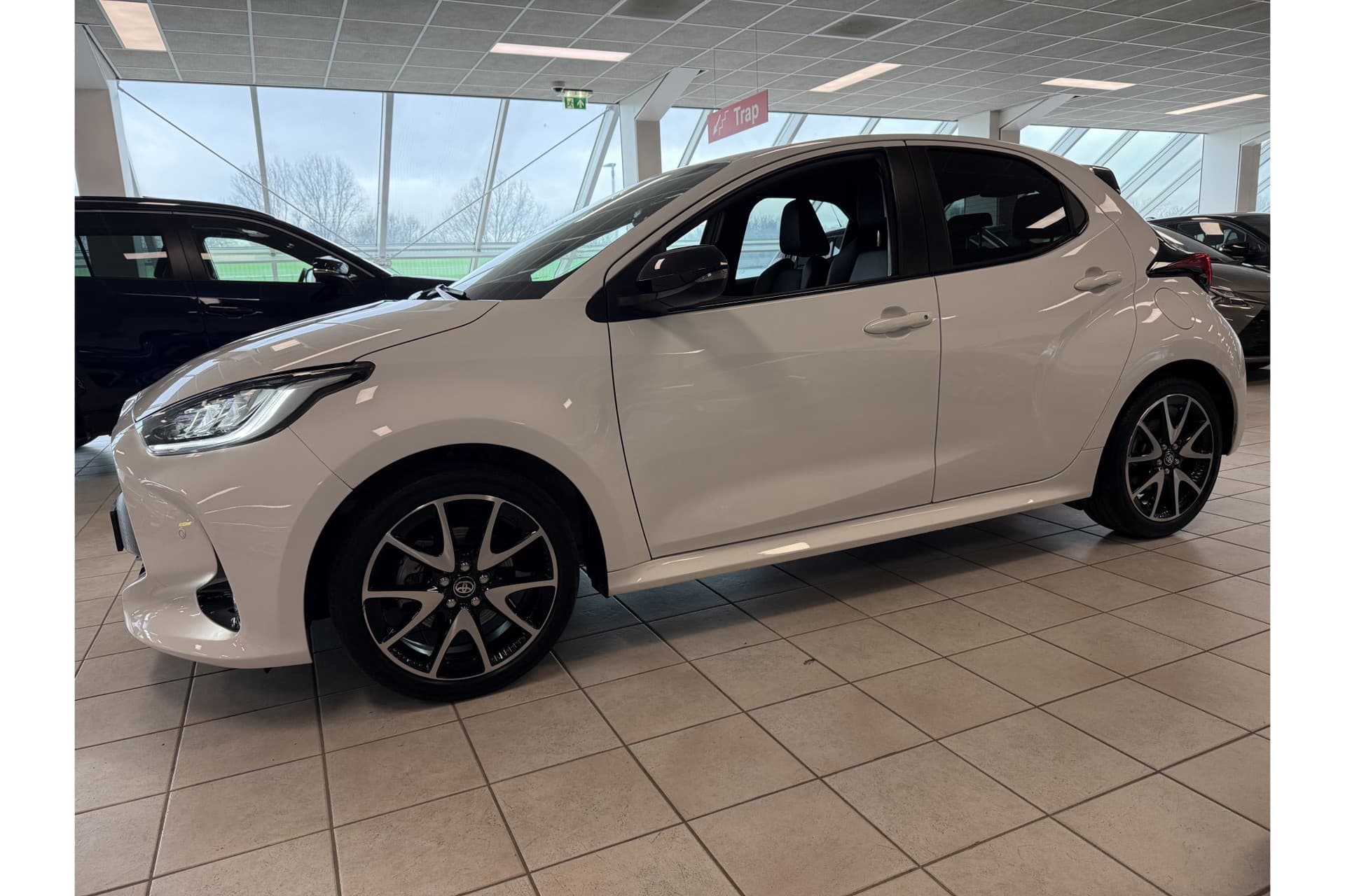 Toyota Yaris 1.5 Hybrid Executive thumbnail 3