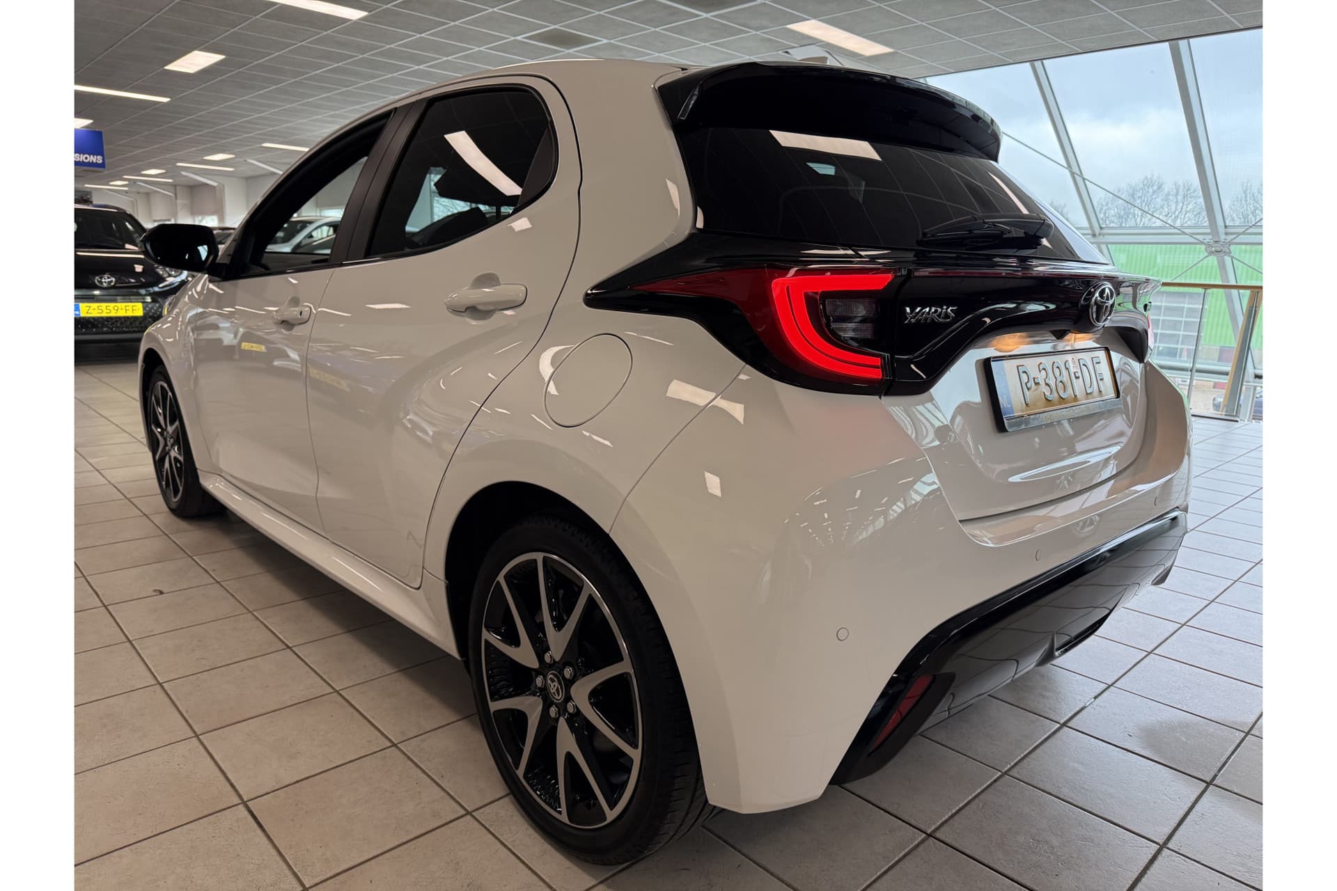 Toyota Yaris 1.5 Hybrid Executive thumbnail 4