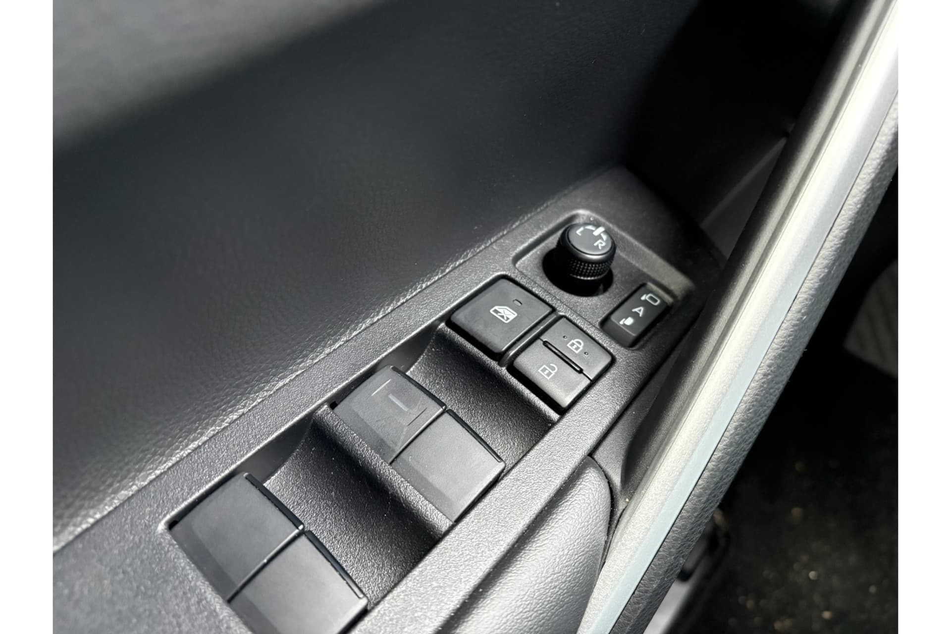 Toyota Corolla Cross Hybrid 200 Executive thumbnail 11