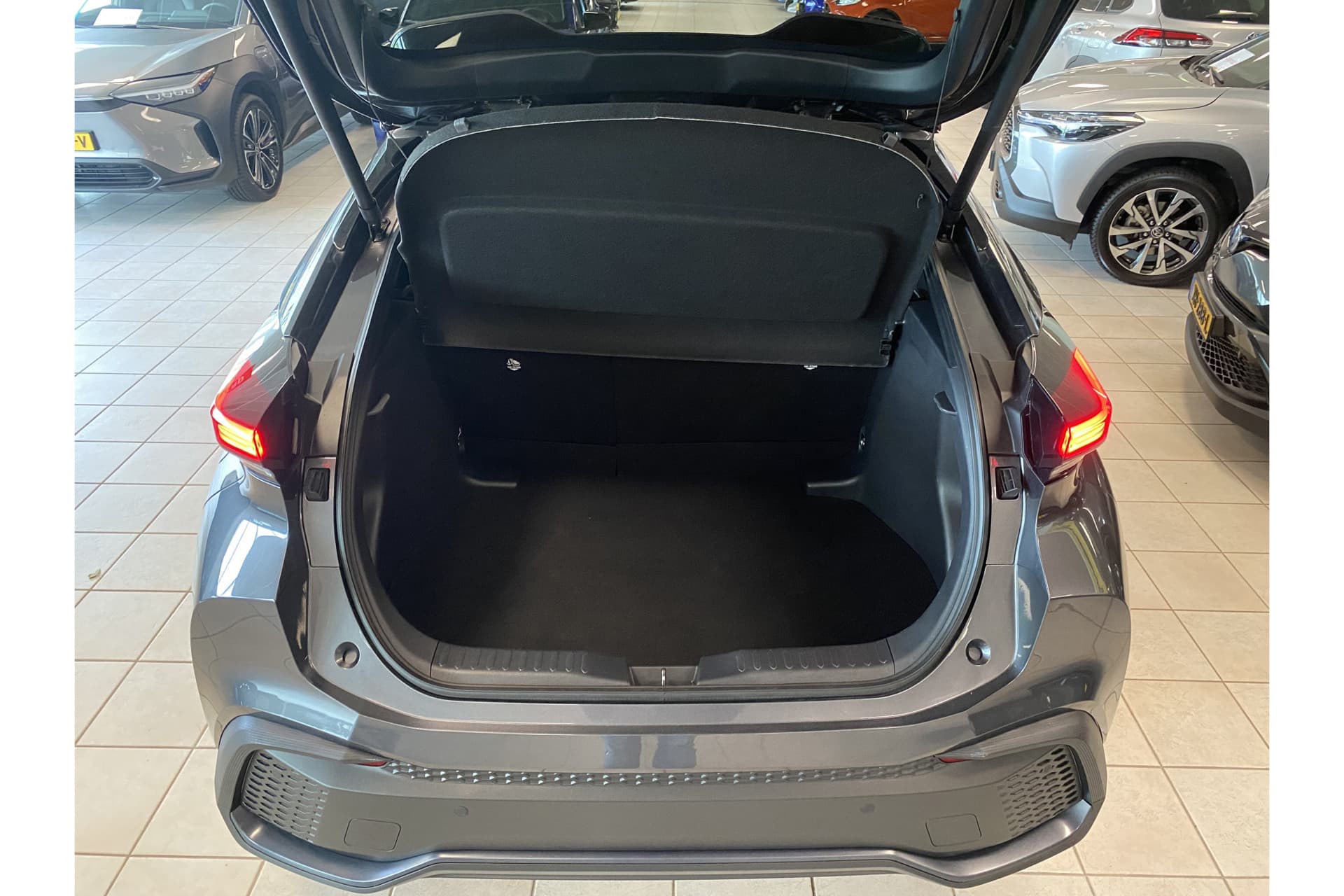 Toyota C-HR 1.8 Hybrid 140 First Edition thumbnail 5