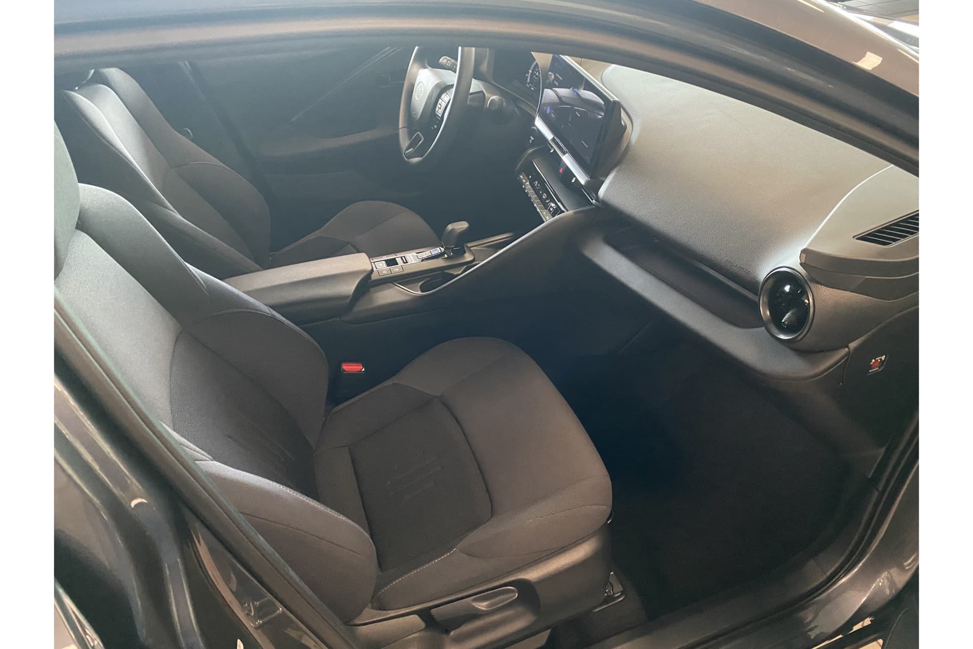 Toyota C-HR 1.8 Hybrid 140 First Edition thumbnail 6