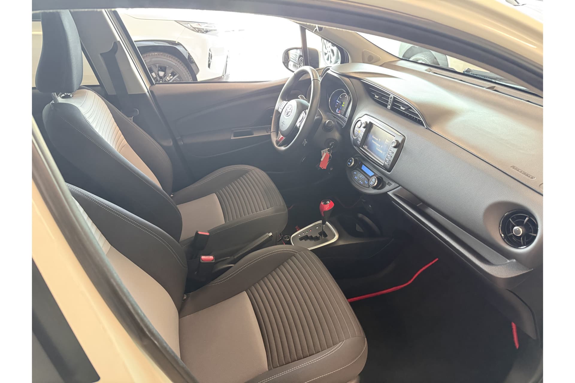 Toyota Yaris 1.5 Hybrid Design Sport thumbnail 8