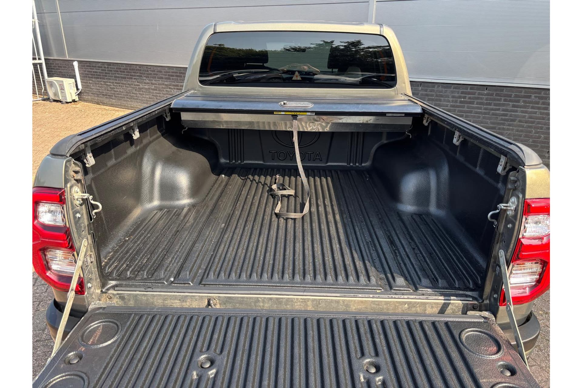 Toyota Hilux 2.8 D-4D Double Cab Invincible thumbnail 12