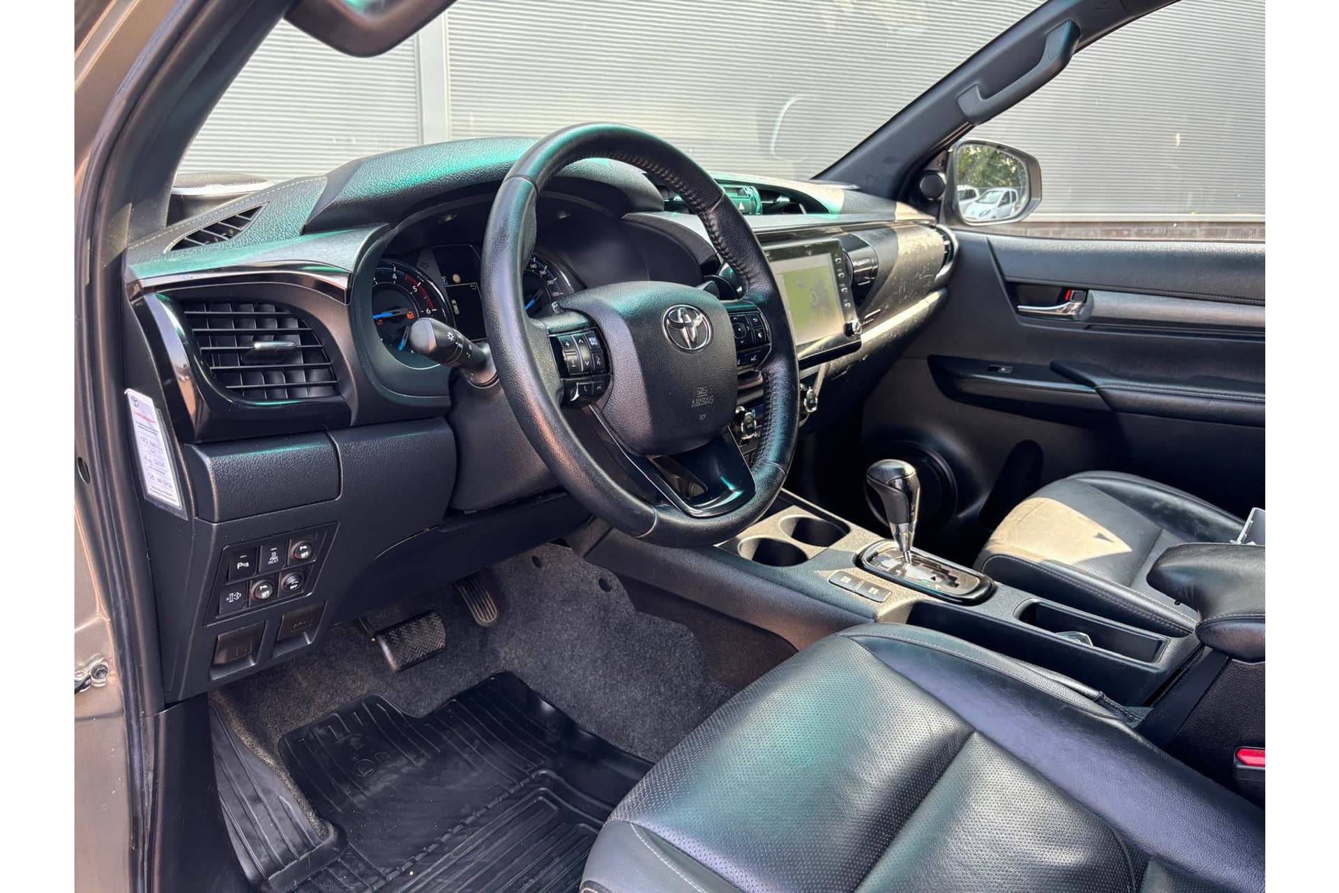 Toyota Hilux 2.8 D-4D Double Cab Invincible thumbnail 2