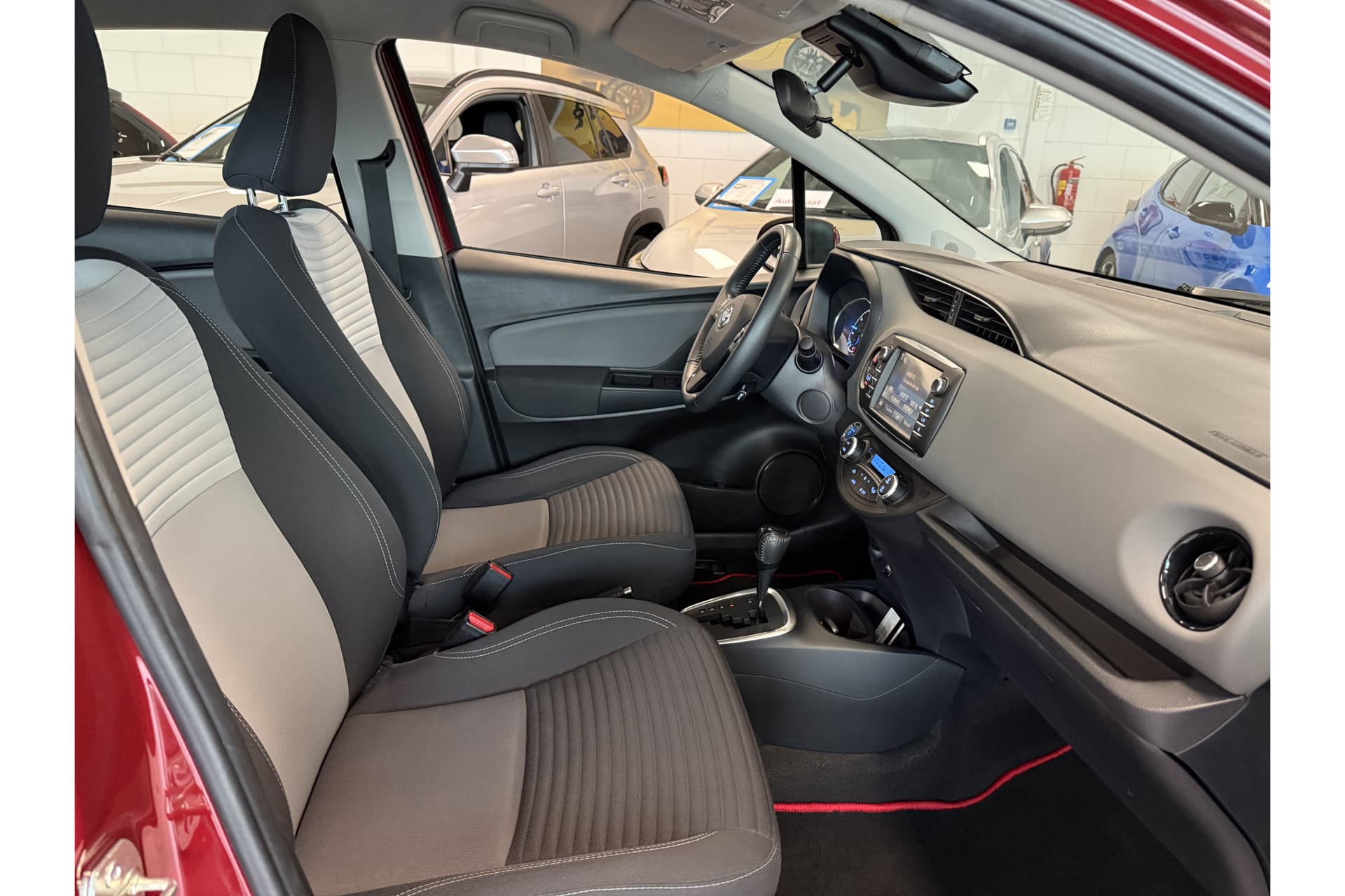 Toyota Yaris 1.5 Hybrid Dynamic thumbnail 13