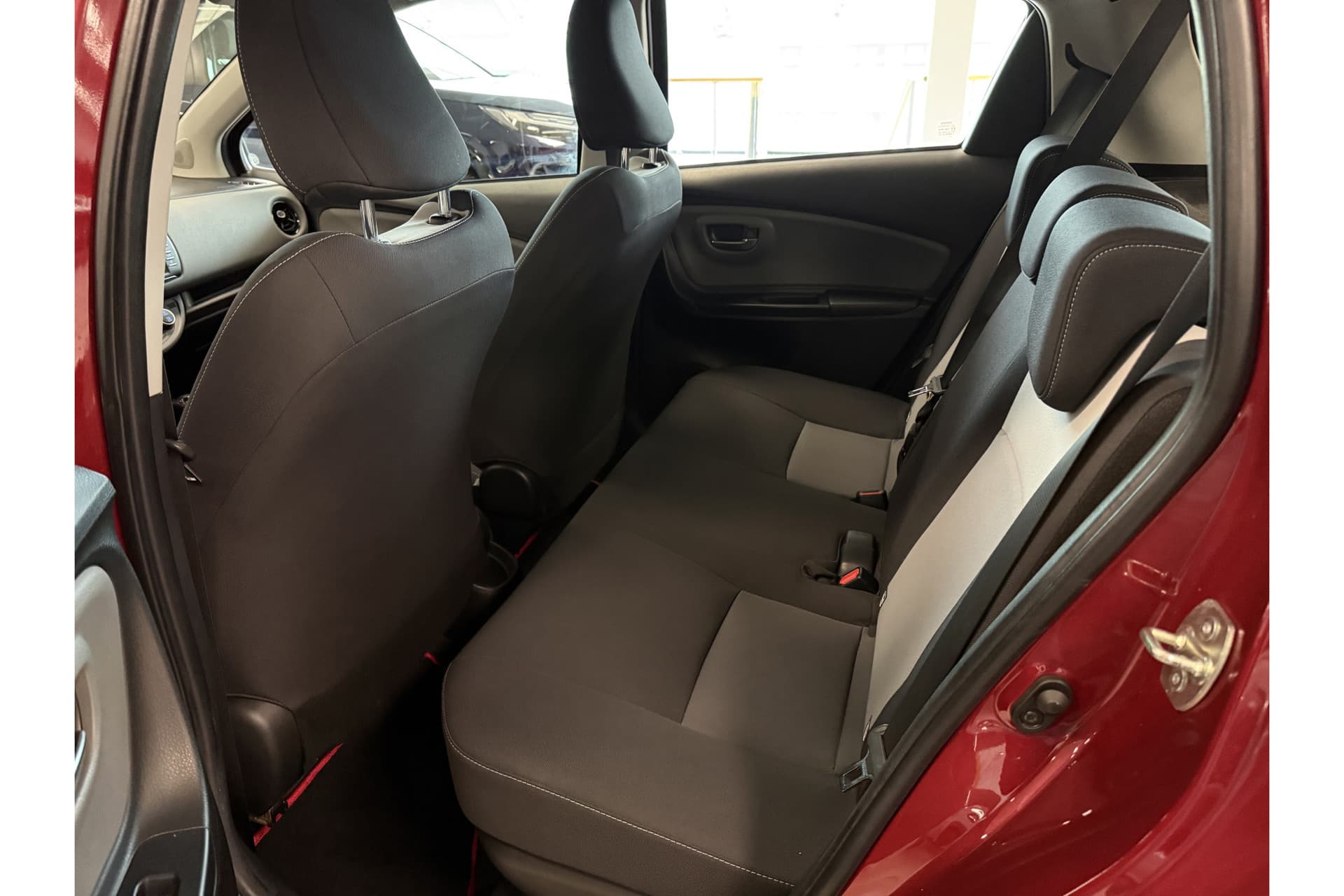 Toyota Yaris 1.5 Hybrid Dynamic thumbnail 14