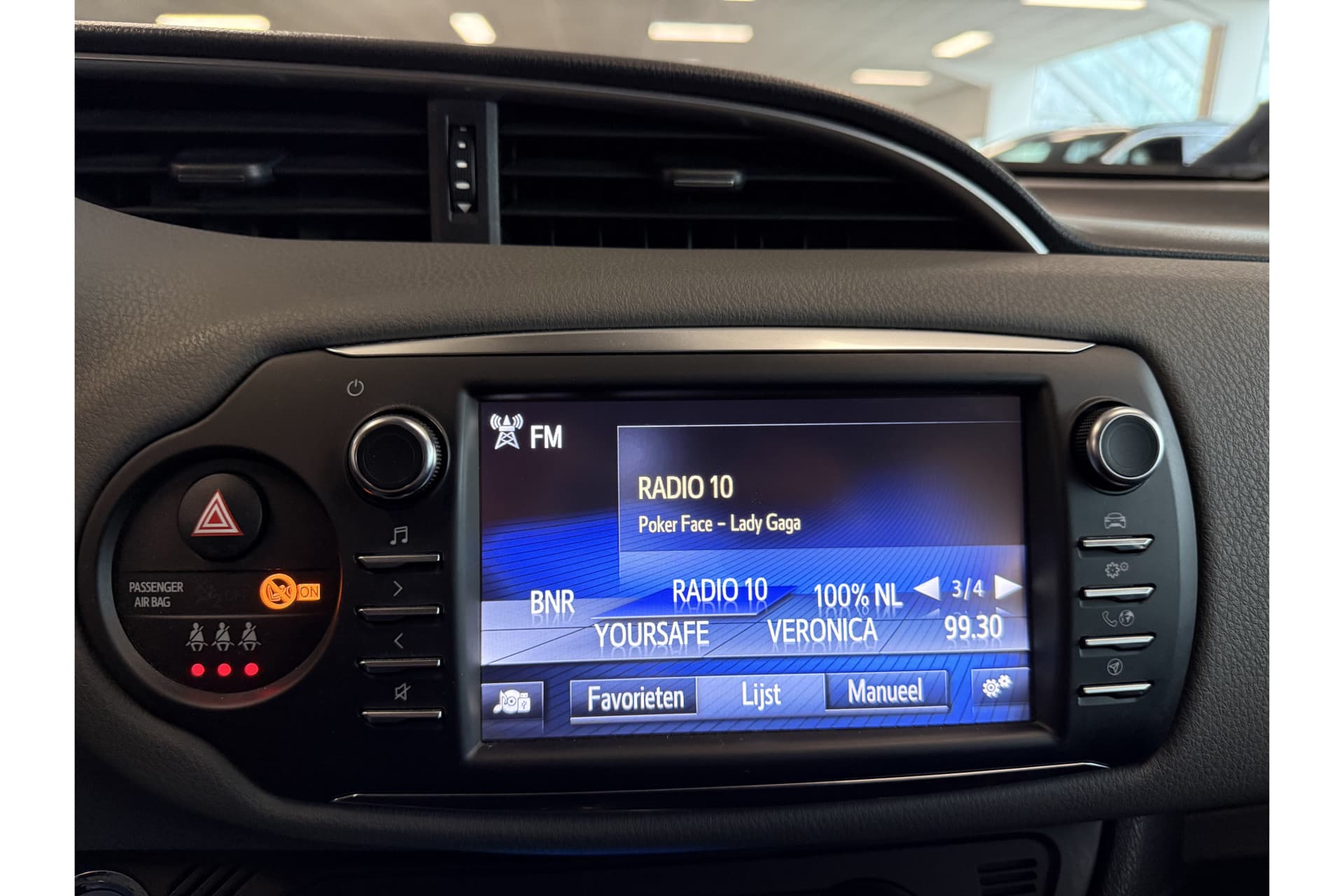 Toyota Yaris 1.5 Hybrid Dynamic thumbnail 16