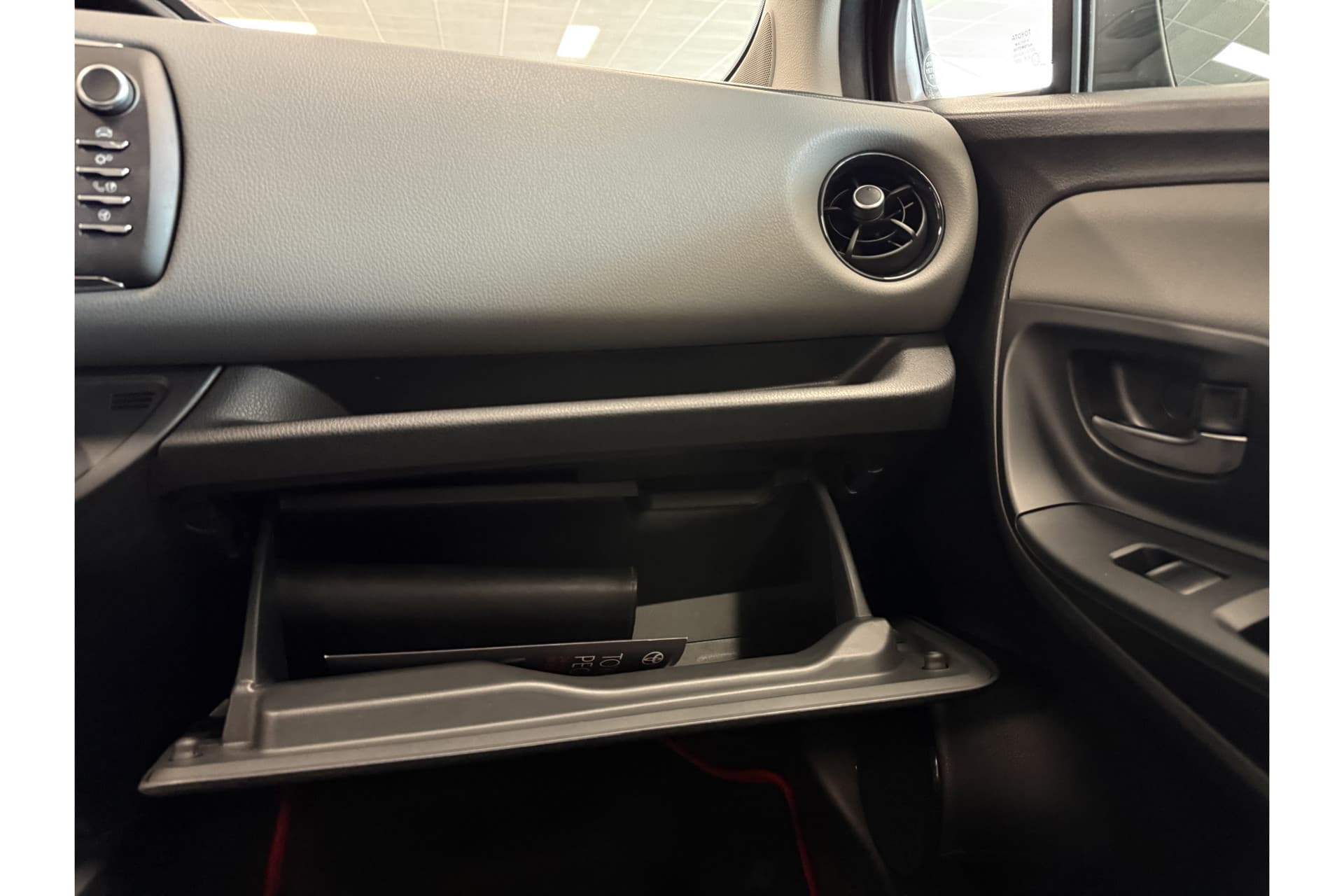 Toyota Yaris 1.5 Hybrid Dynamic thumbnail 31