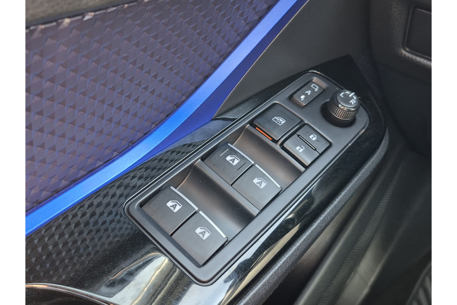 Toyota C-HR 1.8 Hybrid Bi-Tone Plus thumbnail 15