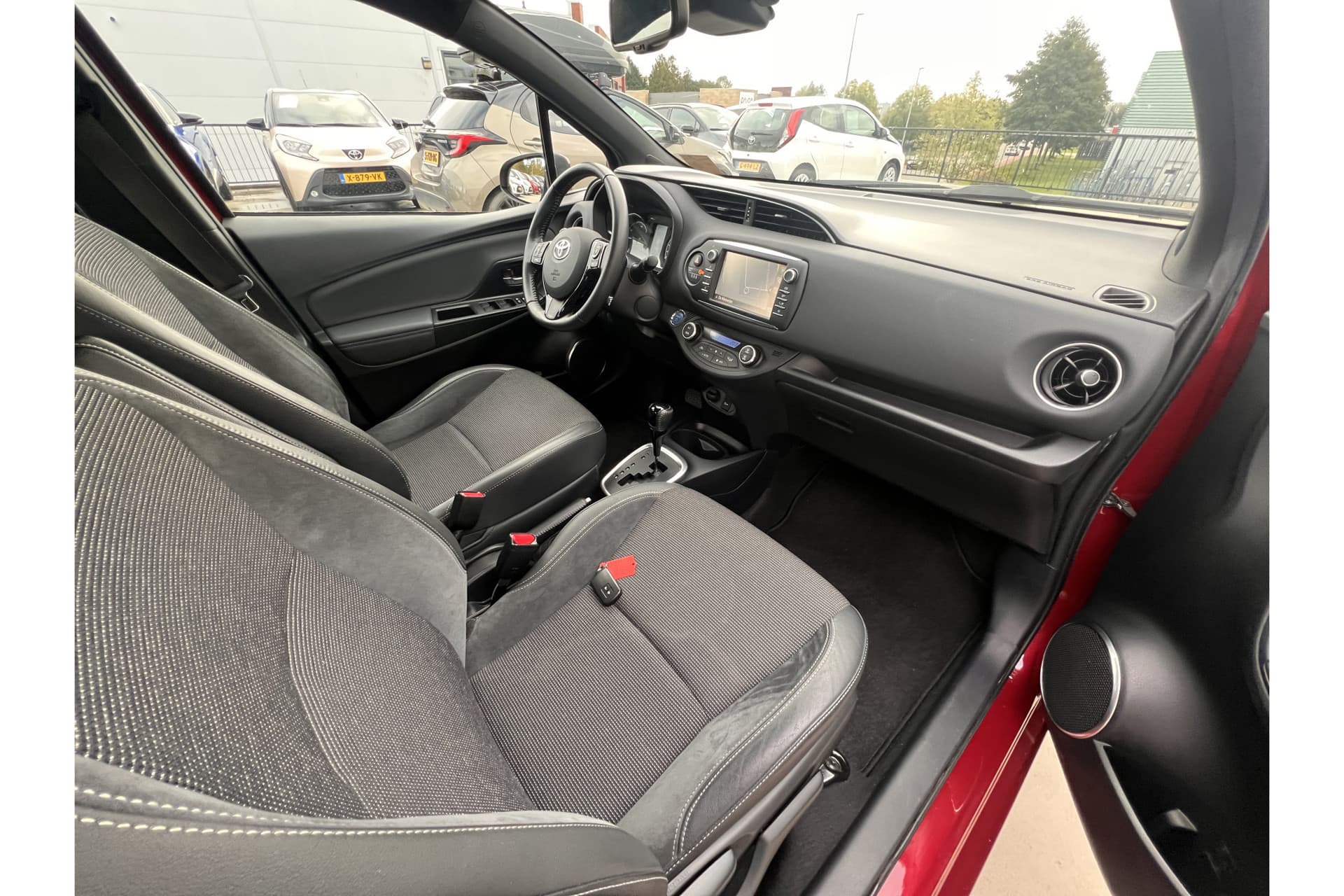 Toyota Yaris 1.5 Hybrid Executive thumbnail 11