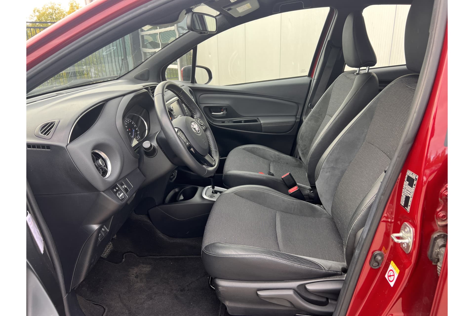 Toyota Yaris 1.5 Hybrid Executive thumbnail 2