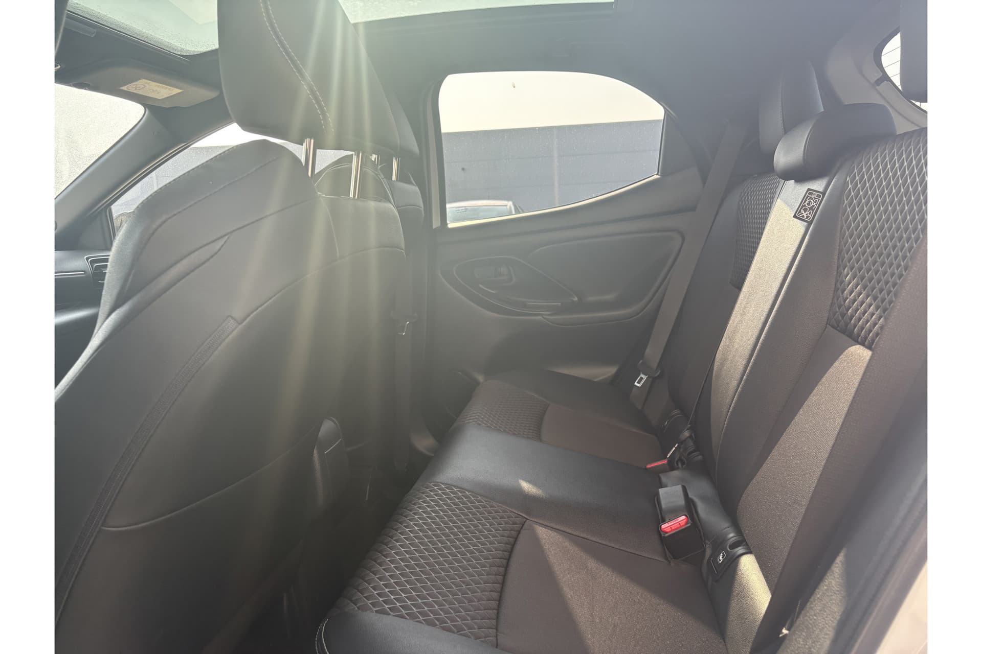 Toyota Yaris 1.5 Hybrid Executive thumbnail 13