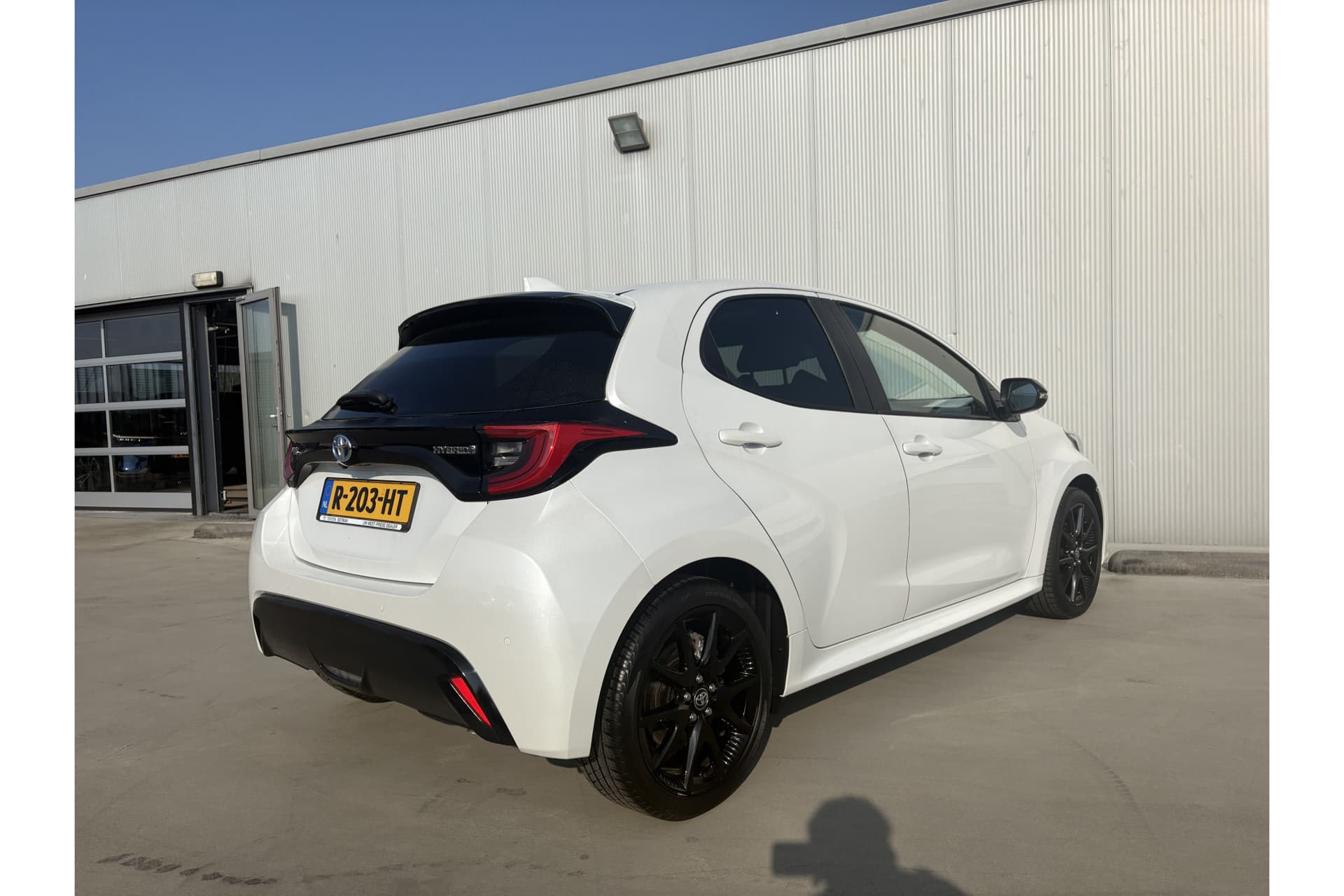 Toyota Yaris 1.5 Hybrid Executive thumbnail 6