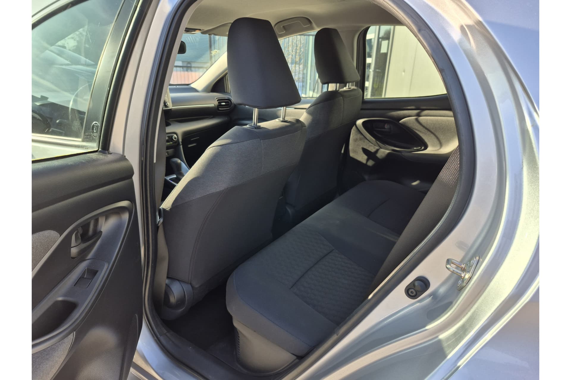 Toyota Yaris 1.5 Hybrid Dynamic thumbnail 12