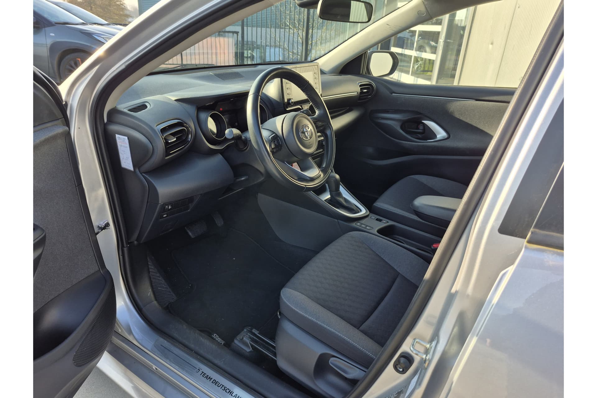 Toyota Yaris 1.5 Hybrid Dynamic thumbnail 13