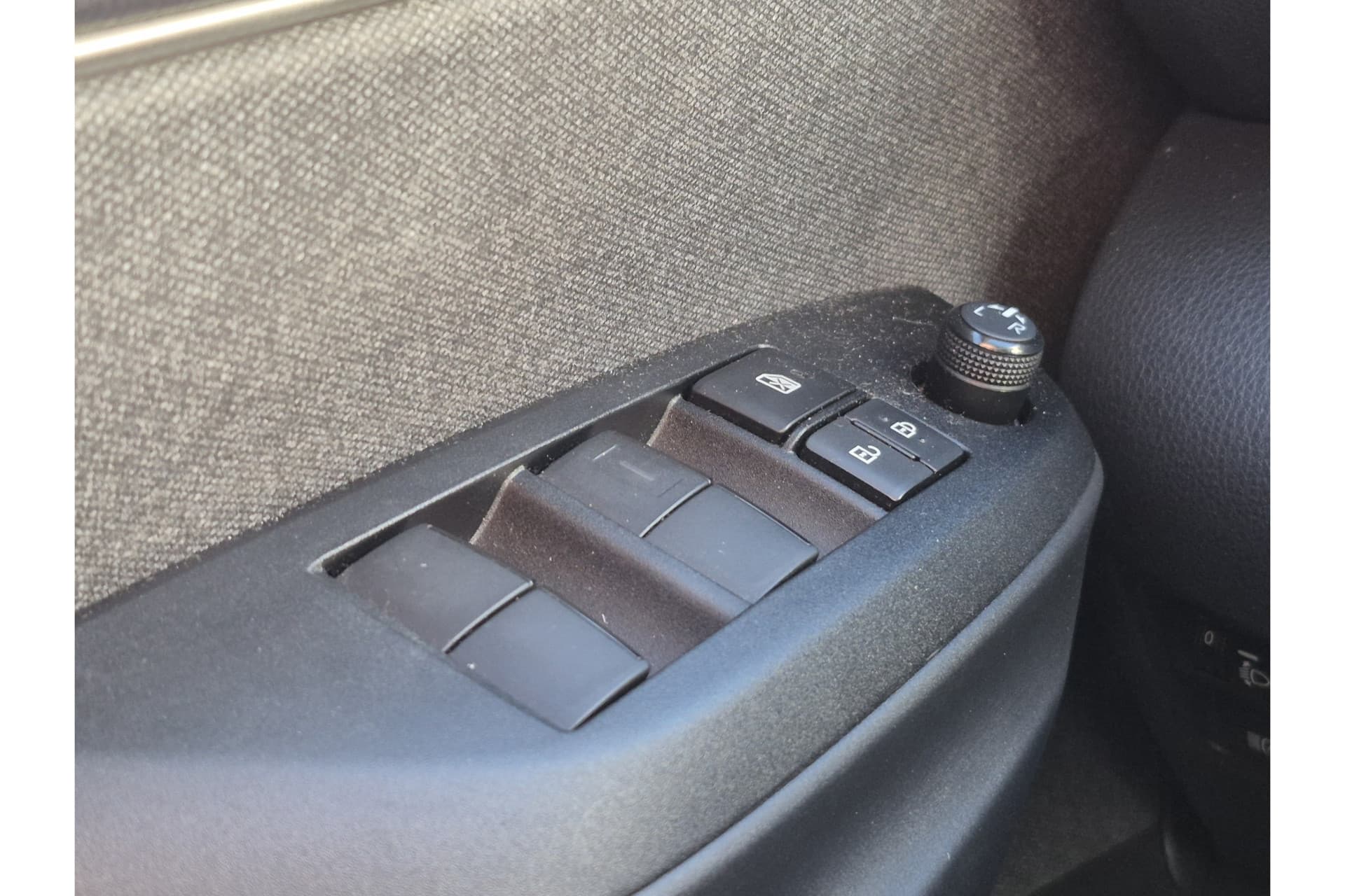 Toyota Yaris 1.5 Hybrid Dynamic thumbnail 16