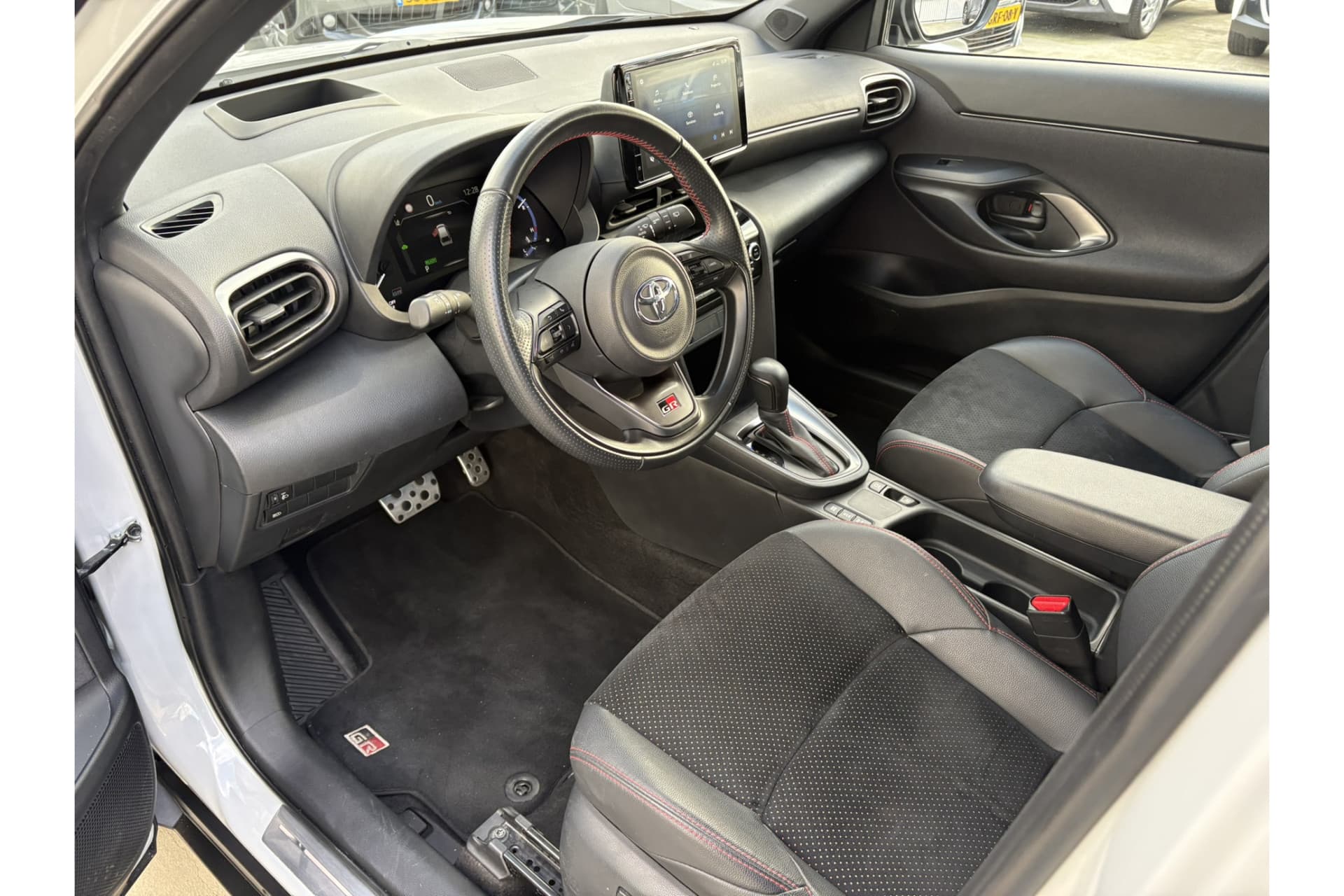 Toyota Yaris Cross 1.5 Hybrid Gr Sport Limited thumbnail 14