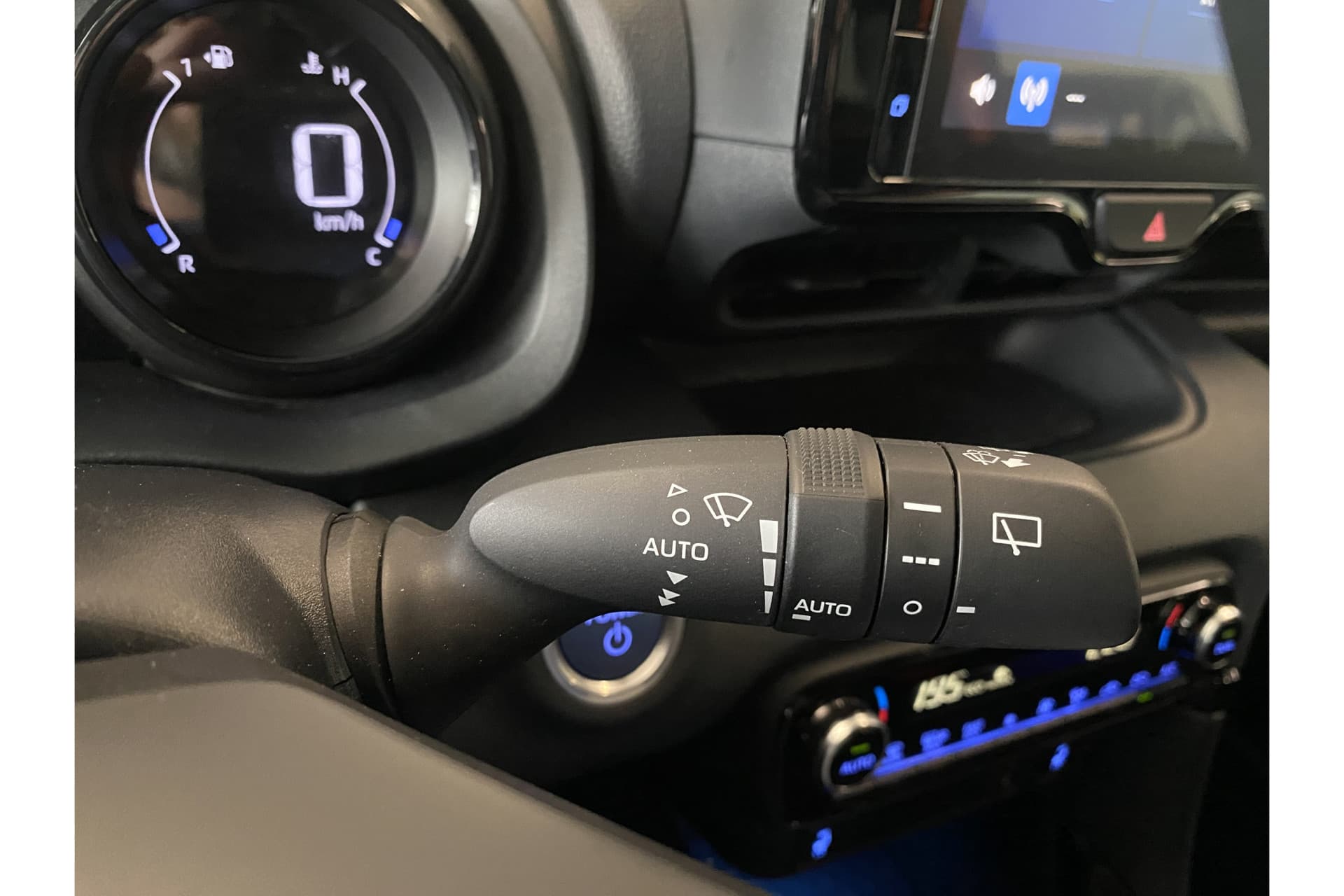 Toyota Yaris 1.5 Hybrid Executive thumbnail 24