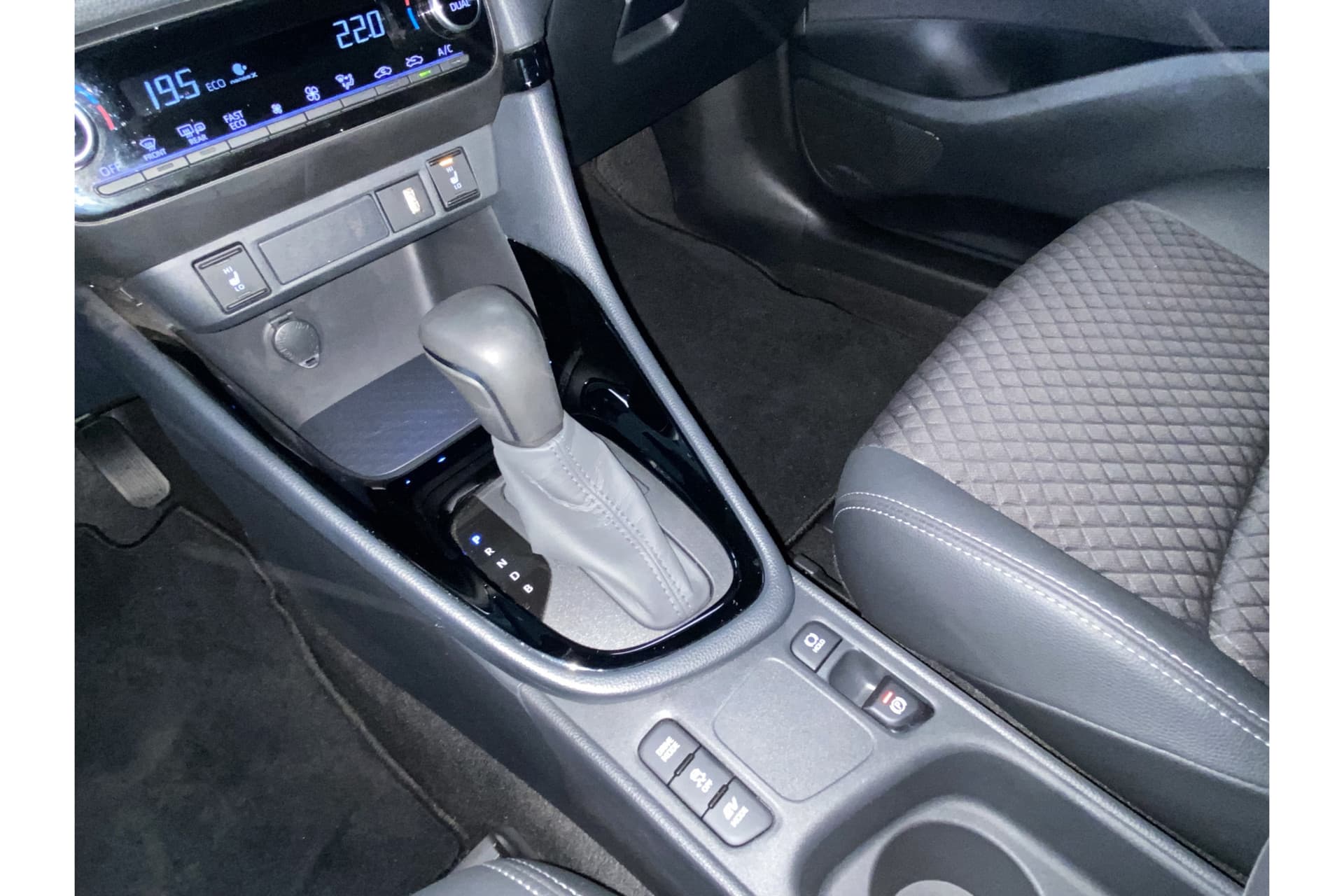 Toyota Yaris 1.5 Hybrid Executive thumbnail 34