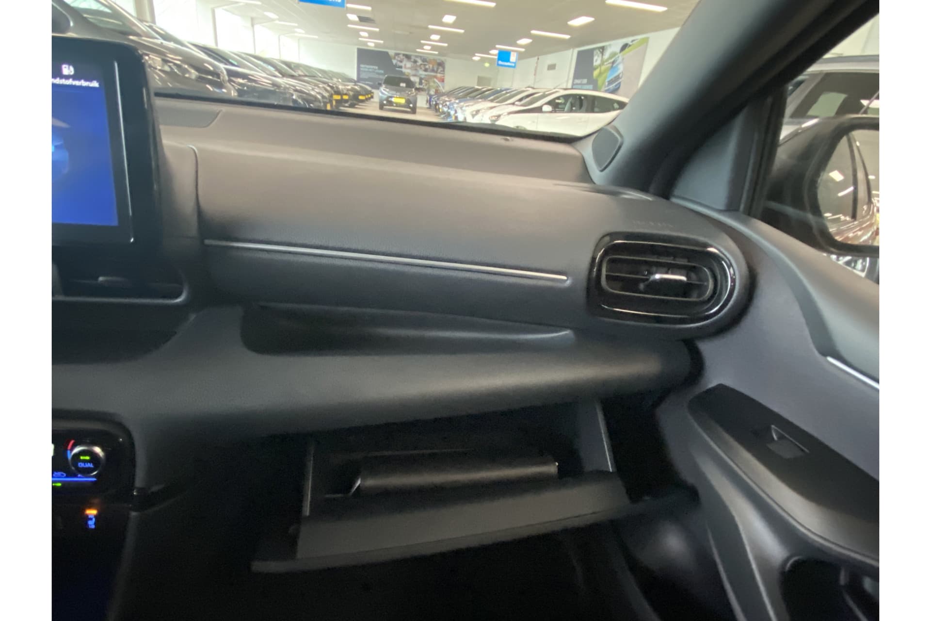 Toyota Yaris 1.5 Hybrid Executive thumbnail 35