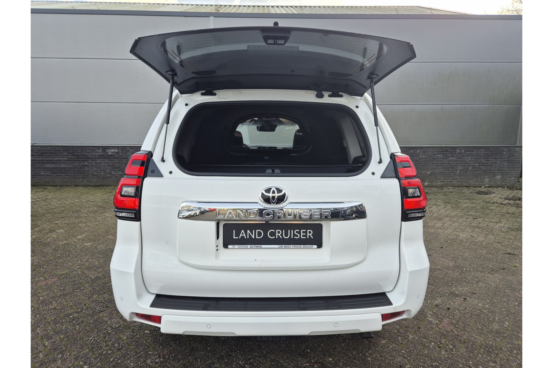 Toyota Land Cruiser 2.8 D-4D-F Professional Window Van thumbnail 17