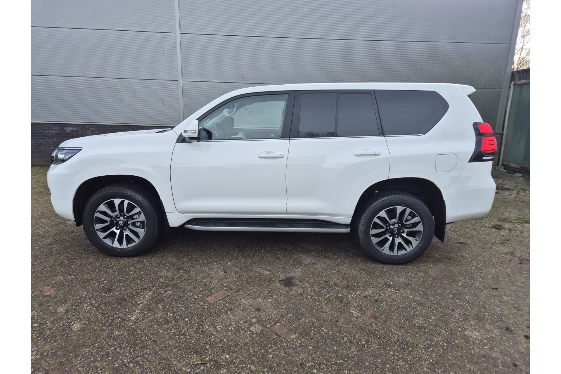 Toyota Land Cruiser 2.8 D-4D-F Professional Window Van thumbnail 21