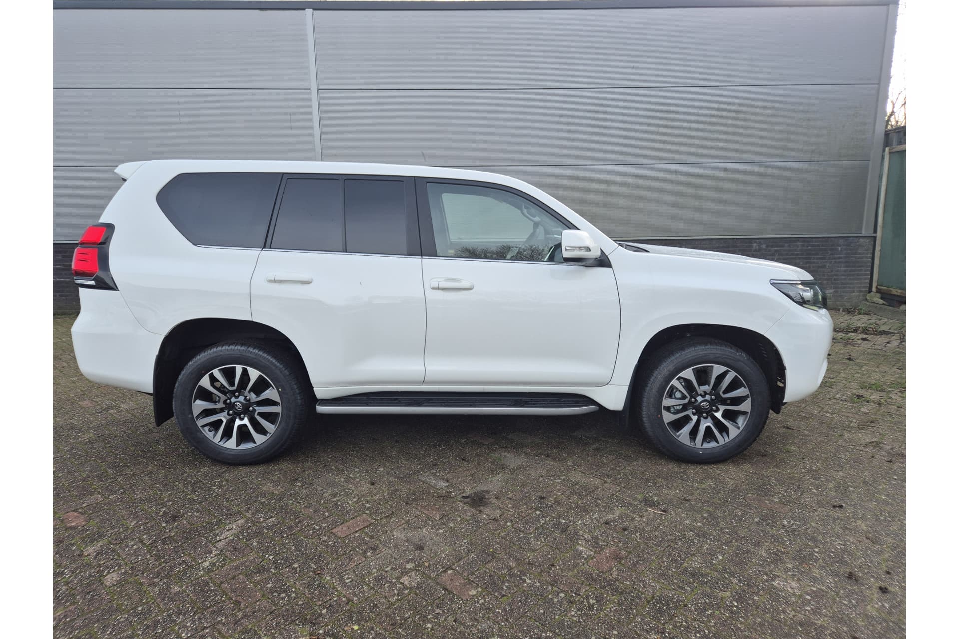 Toyota Land Cruiser 2.8 D-4D-F Professional Window Van thumbnail 3