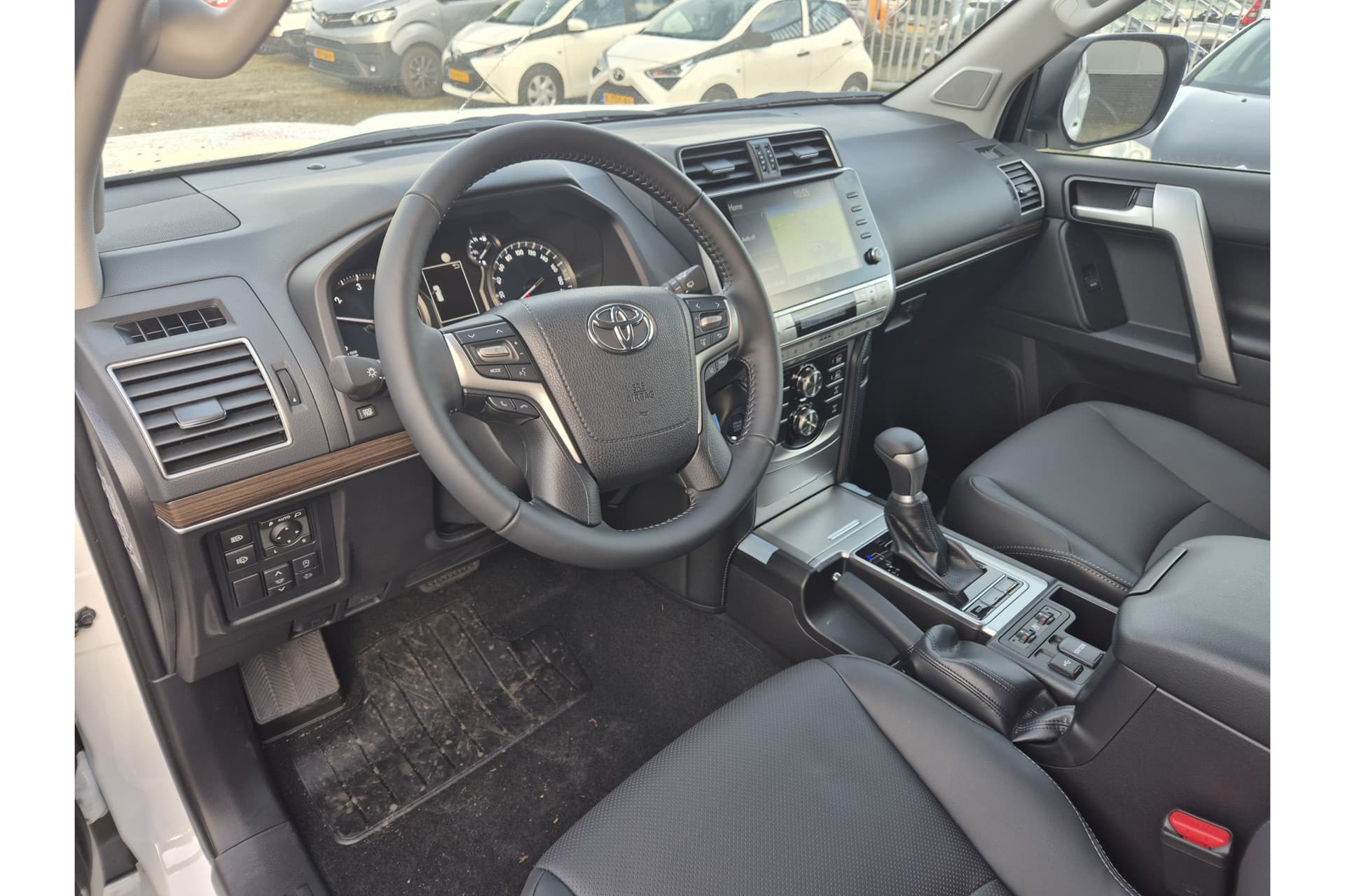 Toyota Land Cruiser 2.8 D-4D-F Professional Window Van thumbnail 4